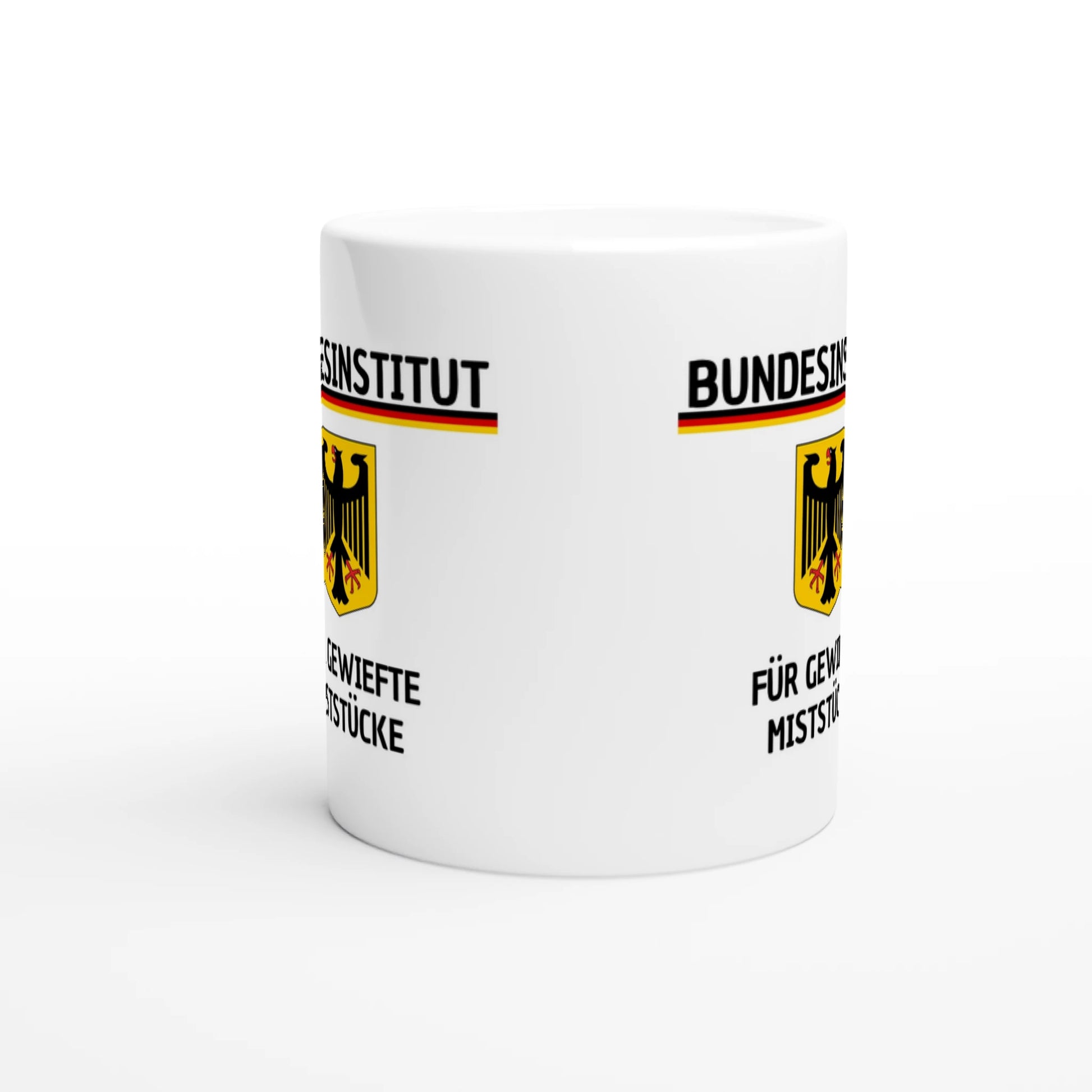 Weiße Keramiktasse mit Aufdruck "Bundesinstitut für gewiefte Miststücke" – Rundumsicht der Bürotasse von Vollzeitfrust