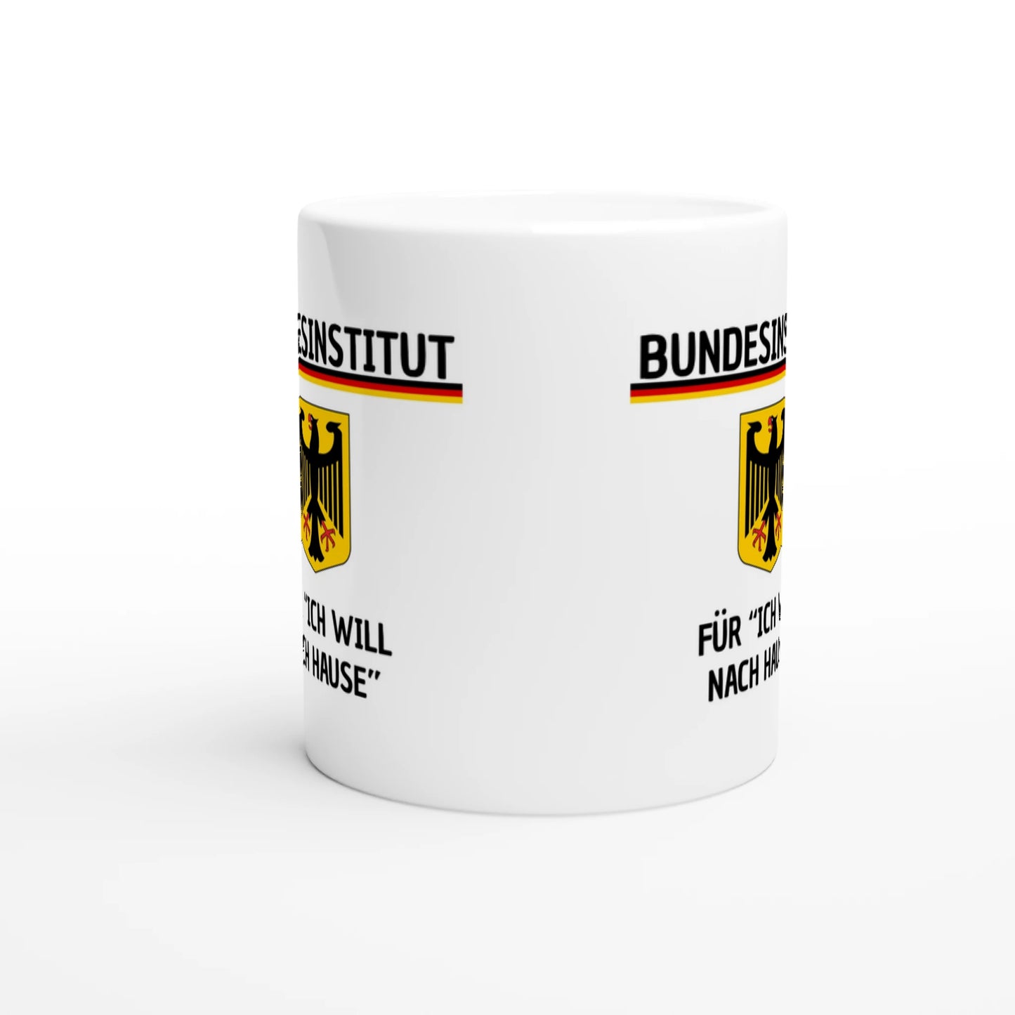 Weiße Keramiktasse mit Aufdruck "Bundesinstitut für 'Ich will nach Hause'" – Rundumsicht der Bürotasse von Vollzeitfrust