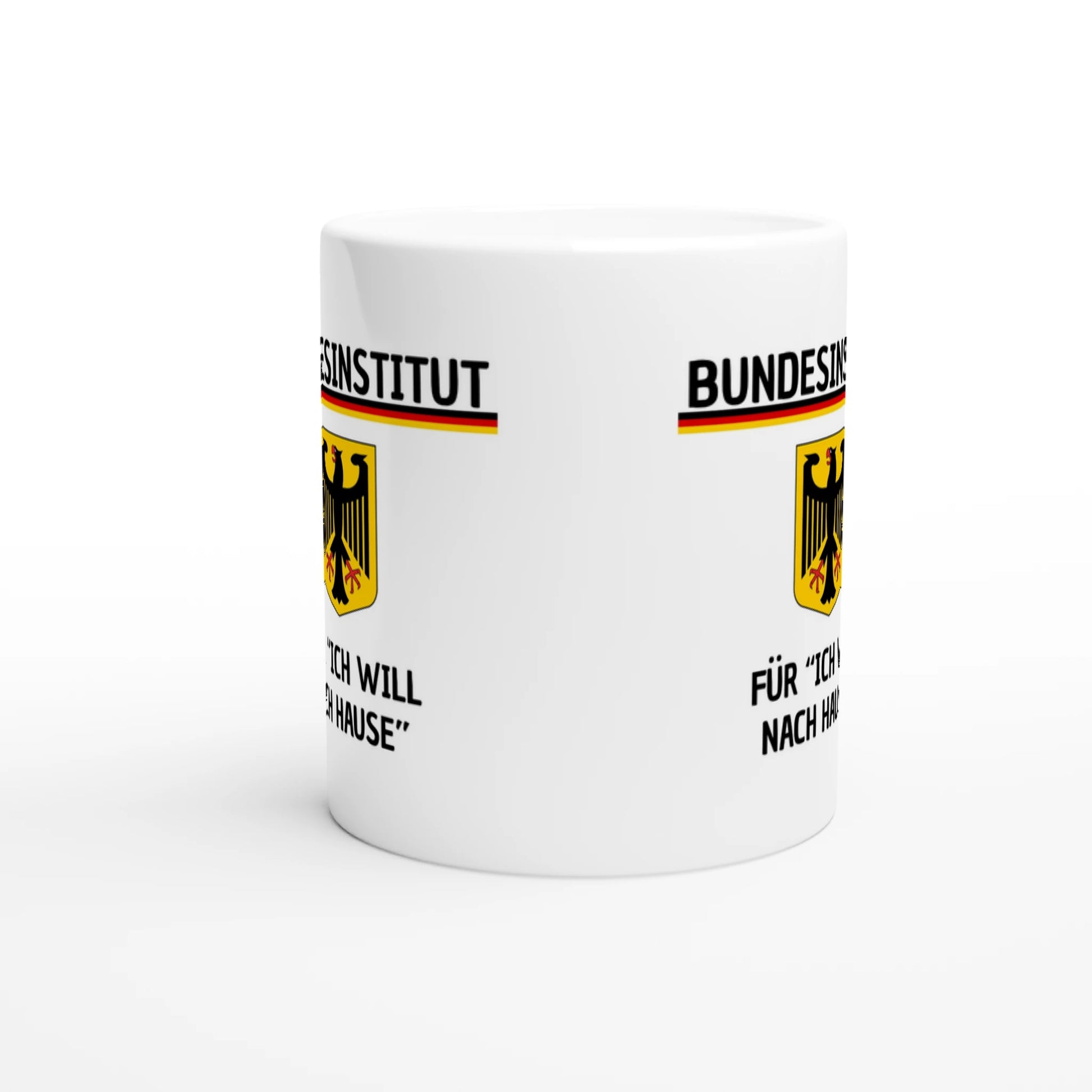 Weiße Keramiktasse mit Aufdruck "Bundesinstitut für 'Ich will nach Hause'" – Rundumsicht der Bürotasse von Vollzeitfrust