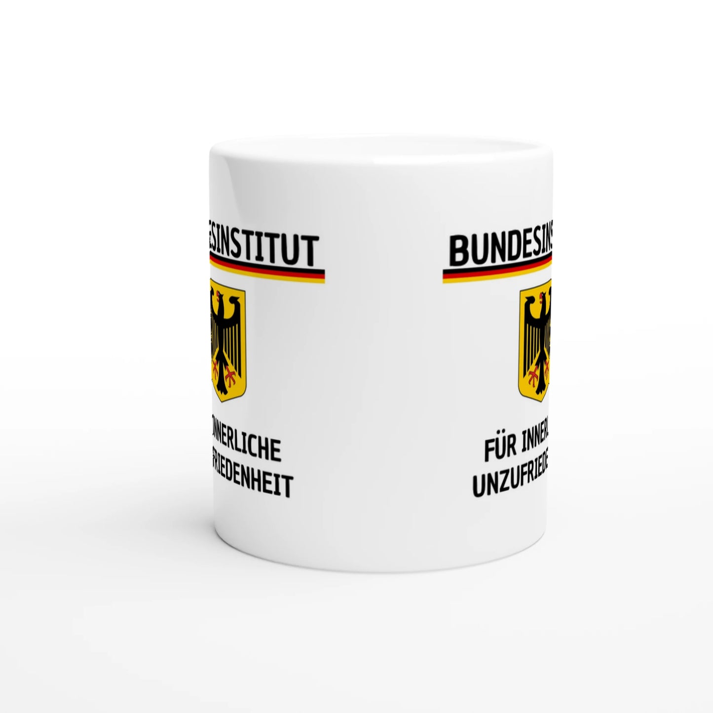 Weiße Keramiktasse mit Aufdruck "Bundesinstitut für innerliche Unzufriedenheit" – Rundumsicht der Bürotasse von Vollzeitfrust