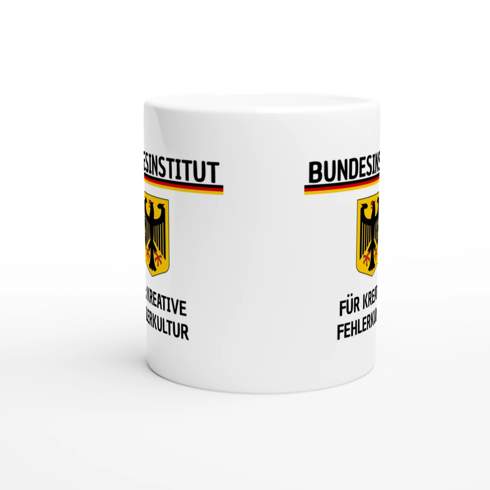 Weiße Keramiktasse mit Aufdruck "Bundesinstitut für kreative Fehlerkultur" – Rundumsicht der Bürotasse von Vollzeitfrust