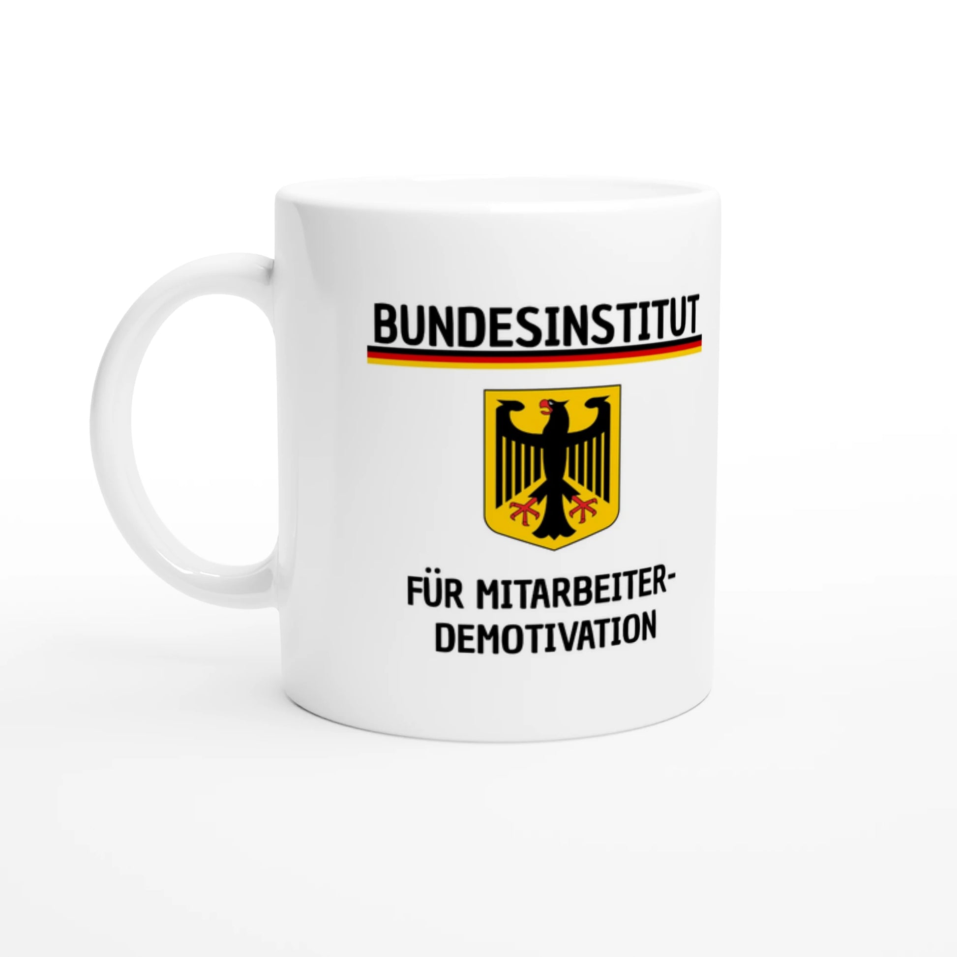 Weiße Keramiktasse 325 ml mit Aufdruck "Bundesinstitut für Mitarbeiter-Demotivation" – Schreibtischtasse von Vollzeitfrust, Ansicht von links