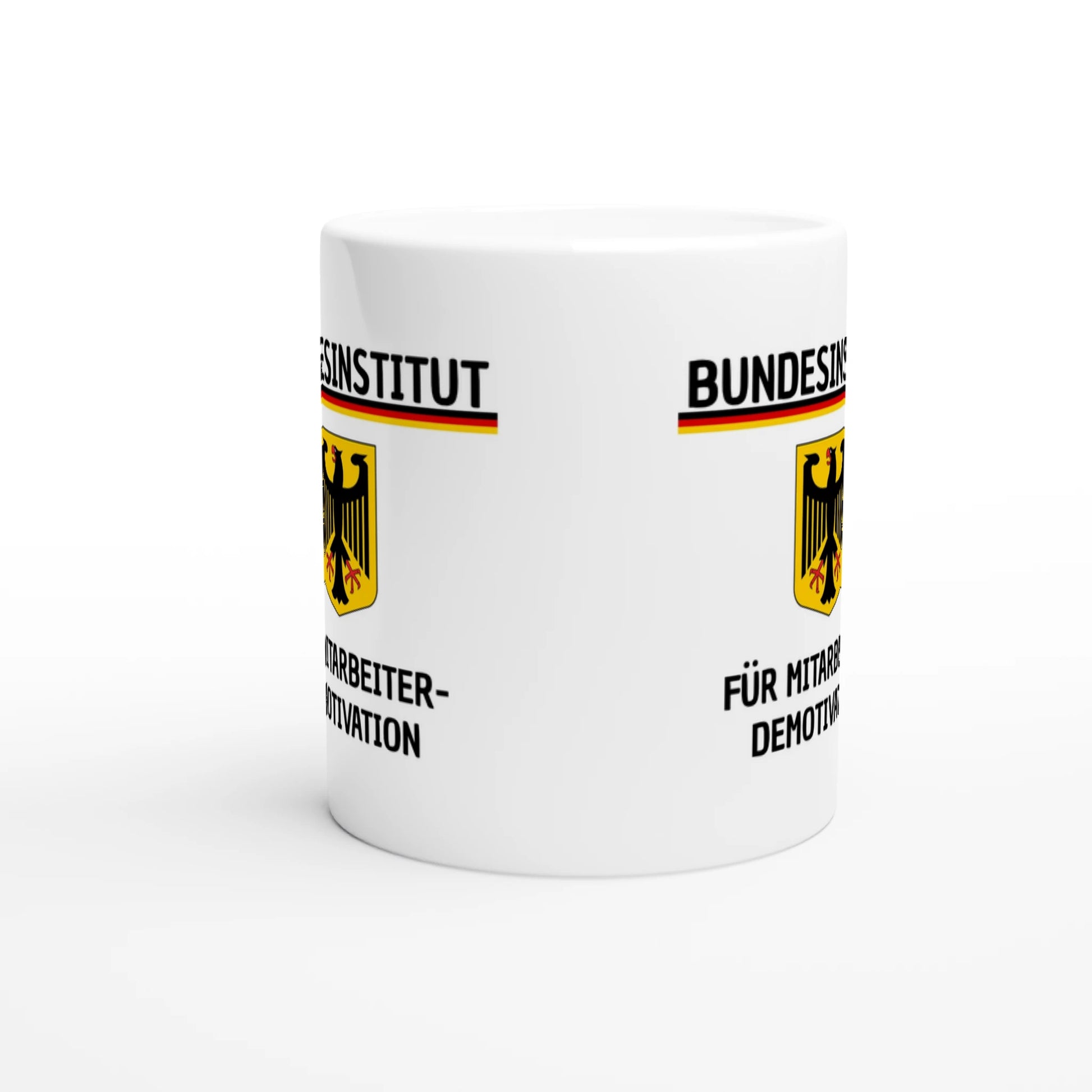 Weiße Keramiktasse mit Aufdruck "Bundesinstitut für Mitarbeiter-Demotivation" – Rundumsicht der Bürotasse von Vollzeitfrust