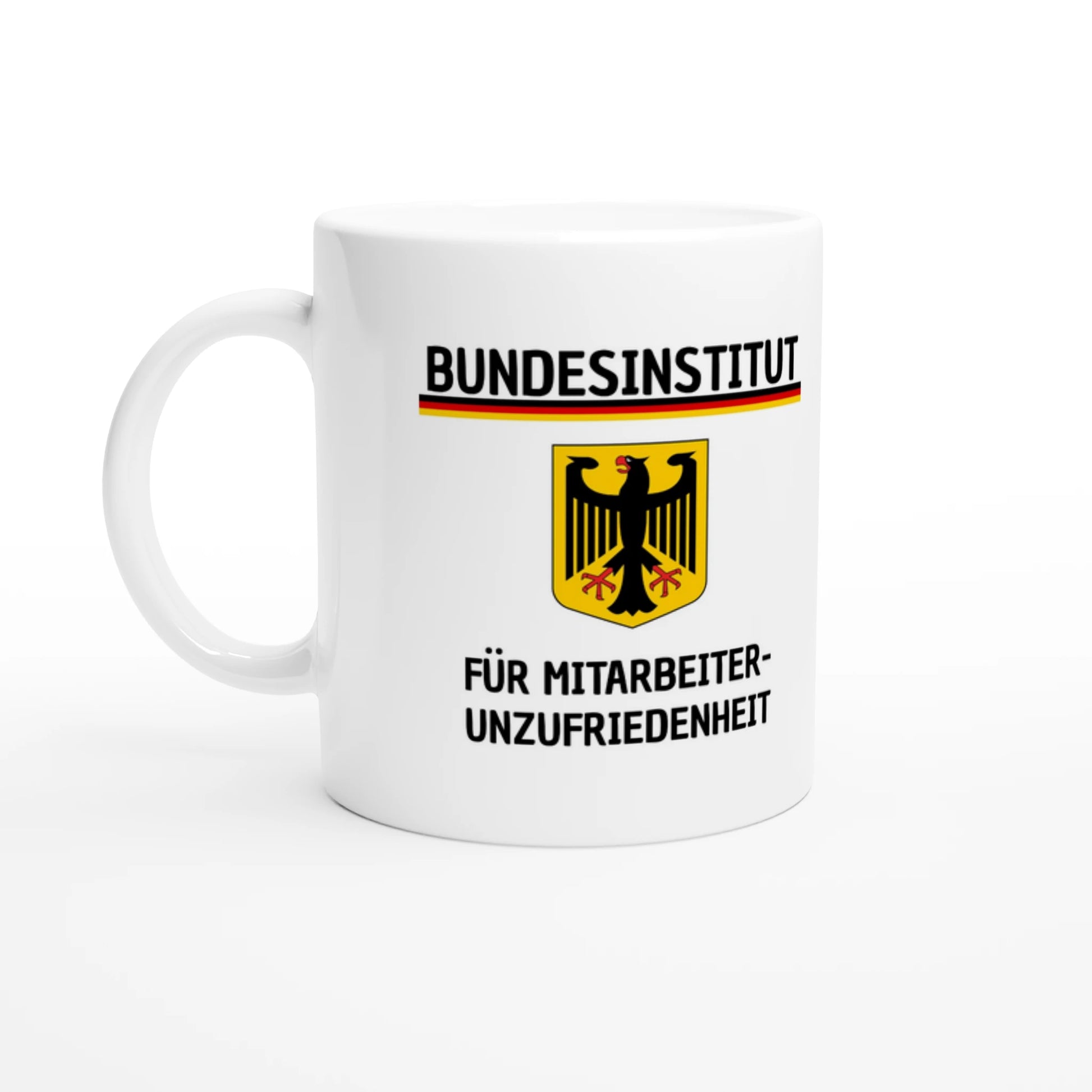 Weiße Keramiktasse 325 ml mit Aufdruck "Bundesinstitut für Mitarbeiter-Unzufriedenheit" – Schreibtischtasse von Vollzeitfrust, Ansicht von links