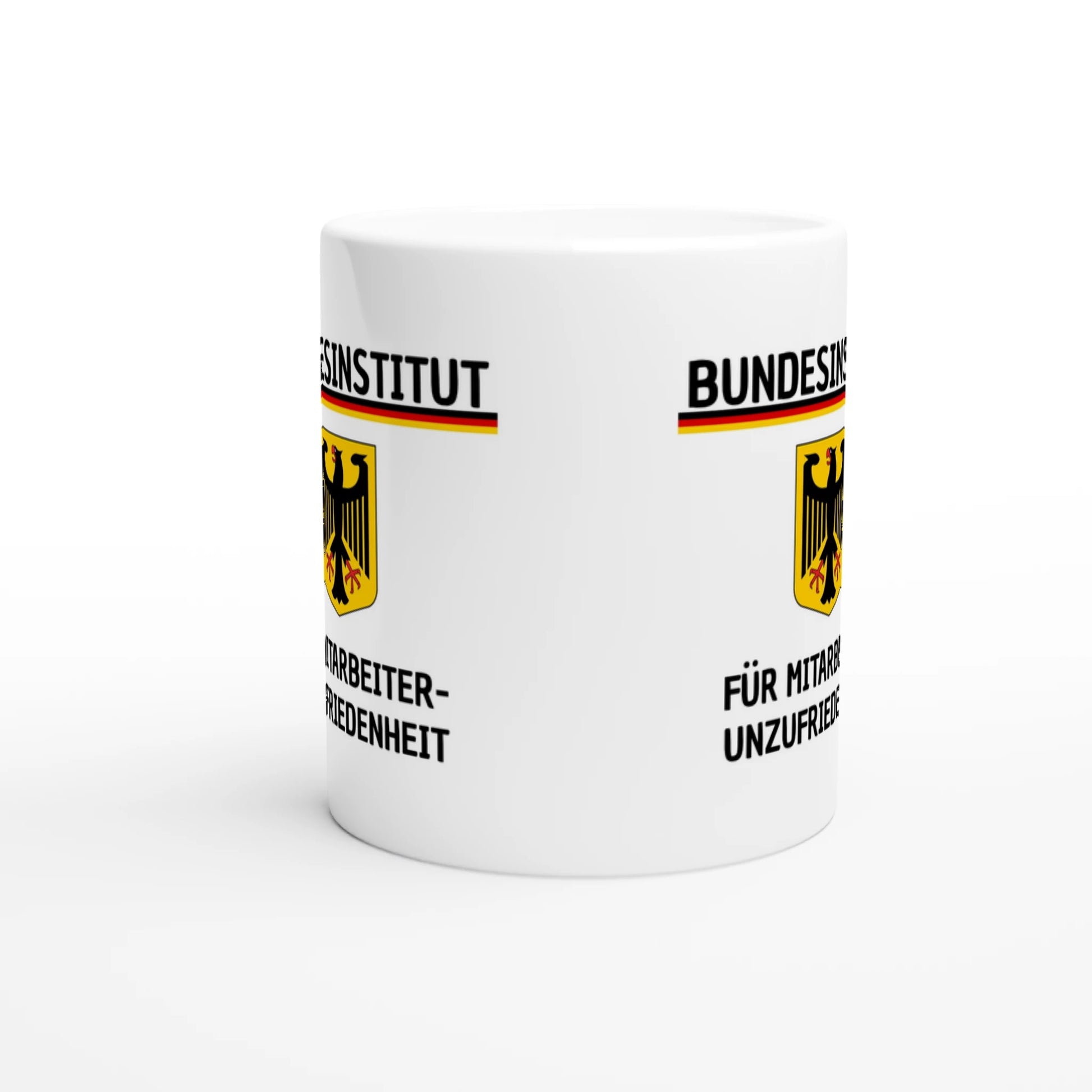Weiße Keramiktasse mit Aufdruck "Bundesinstitut für Mitarbeiter-Unzufriedenheit" – Rundumsicht der Bürotasse von Vollzeitfrust