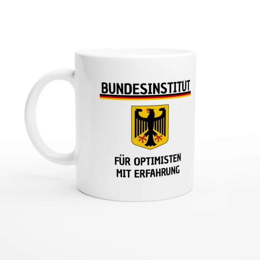 Weiße Keramiktasse 325 ml mit Aufdruck "Bundesinstitut für Optimisten mit Erfahrung" – Schreibtischtasse von Vollzeitfrust, Ansicht von links