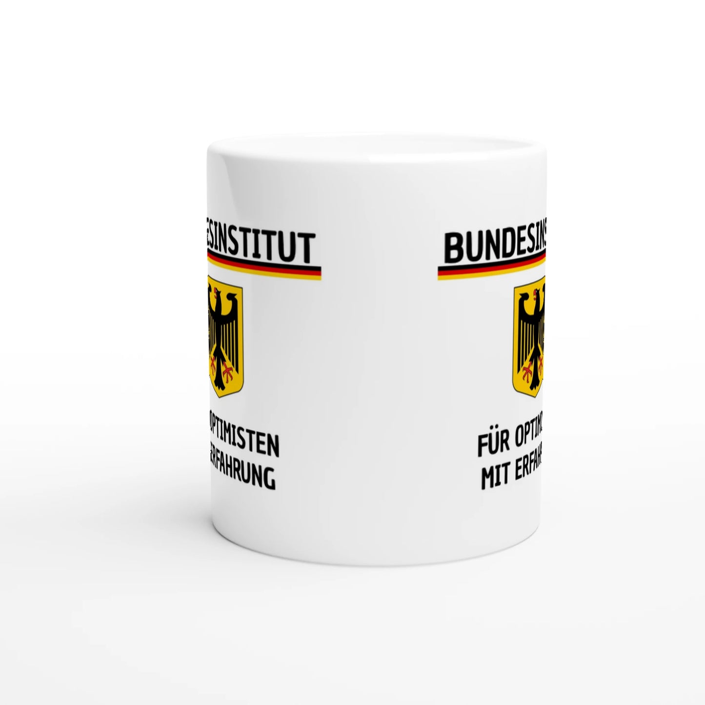 Weiße Keramiktasse mit Aufdruck "Bundesinstitut für Optimisten mit Erfahrung" – Rundumsicht der Bürotasse von Vollzeitfrust