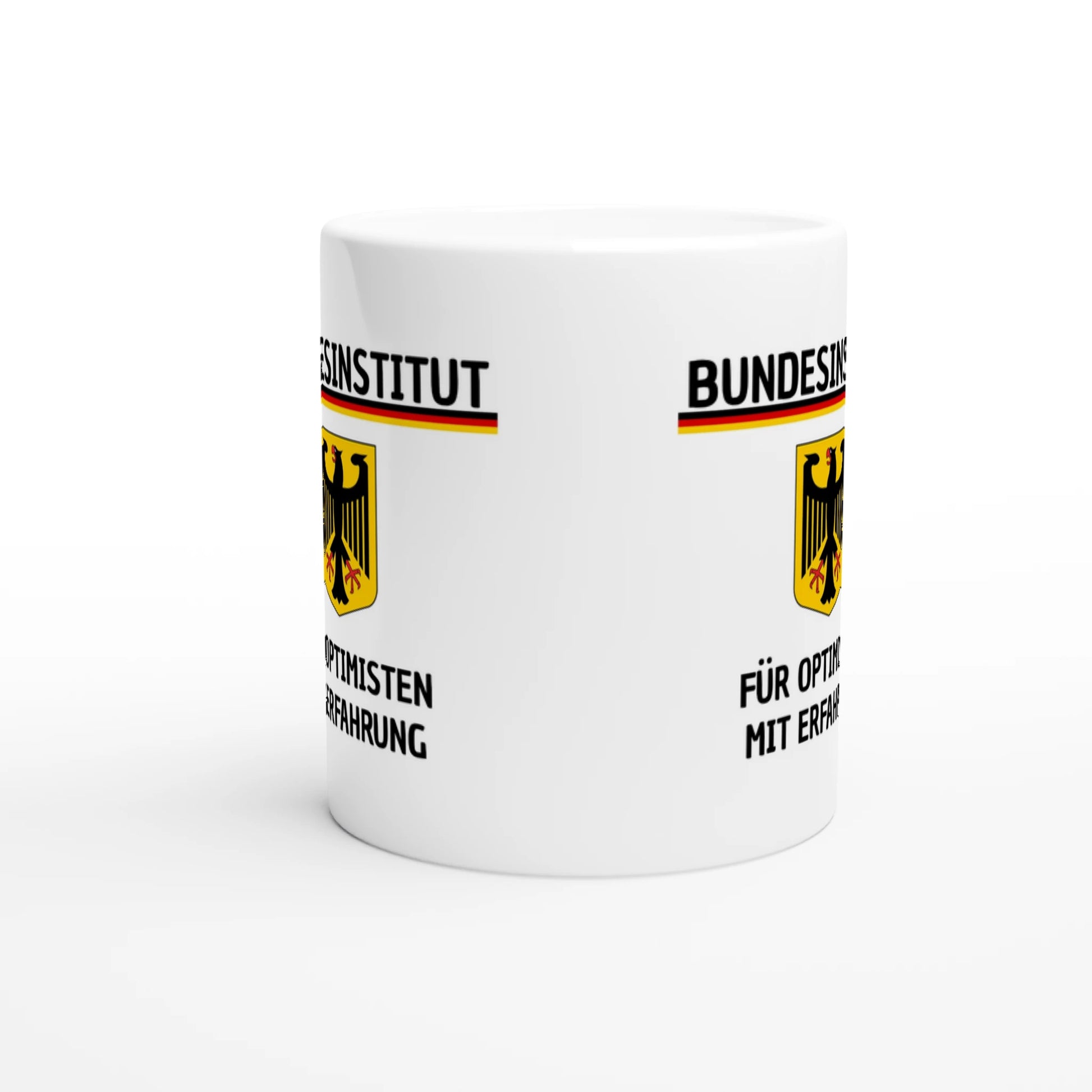 Weiße Keramiktasse mit Aufdruck "Bundesinstitut für Optimisten mit Erfahrung" – Rundumsicht der Bürotasse von Vollzeitfrust