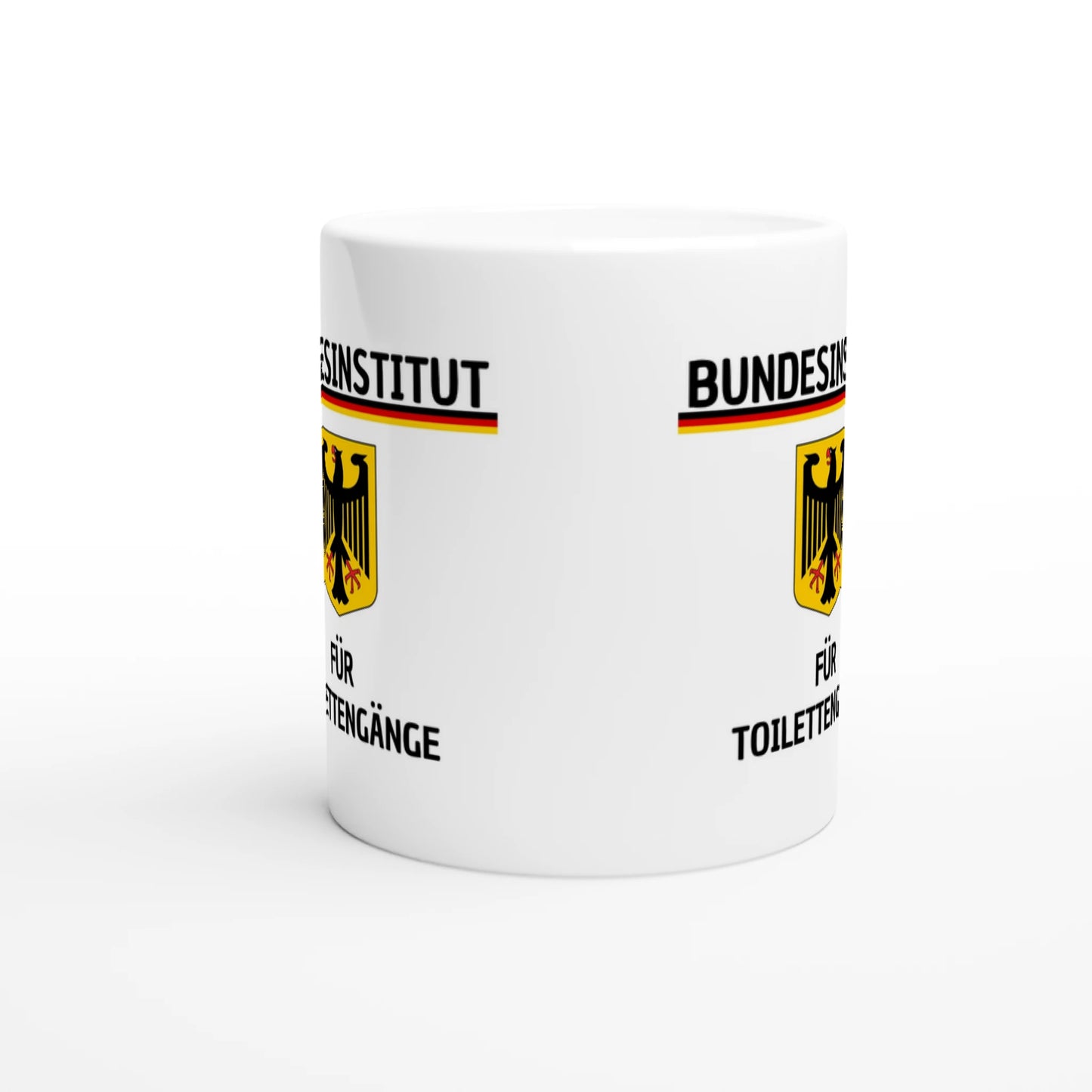 Weiße Keramiktasse mit Aufdruck "Bundesinstitut für Toilettengänge" – Rundumsicht der Bürotasse von Vollzeitfrust