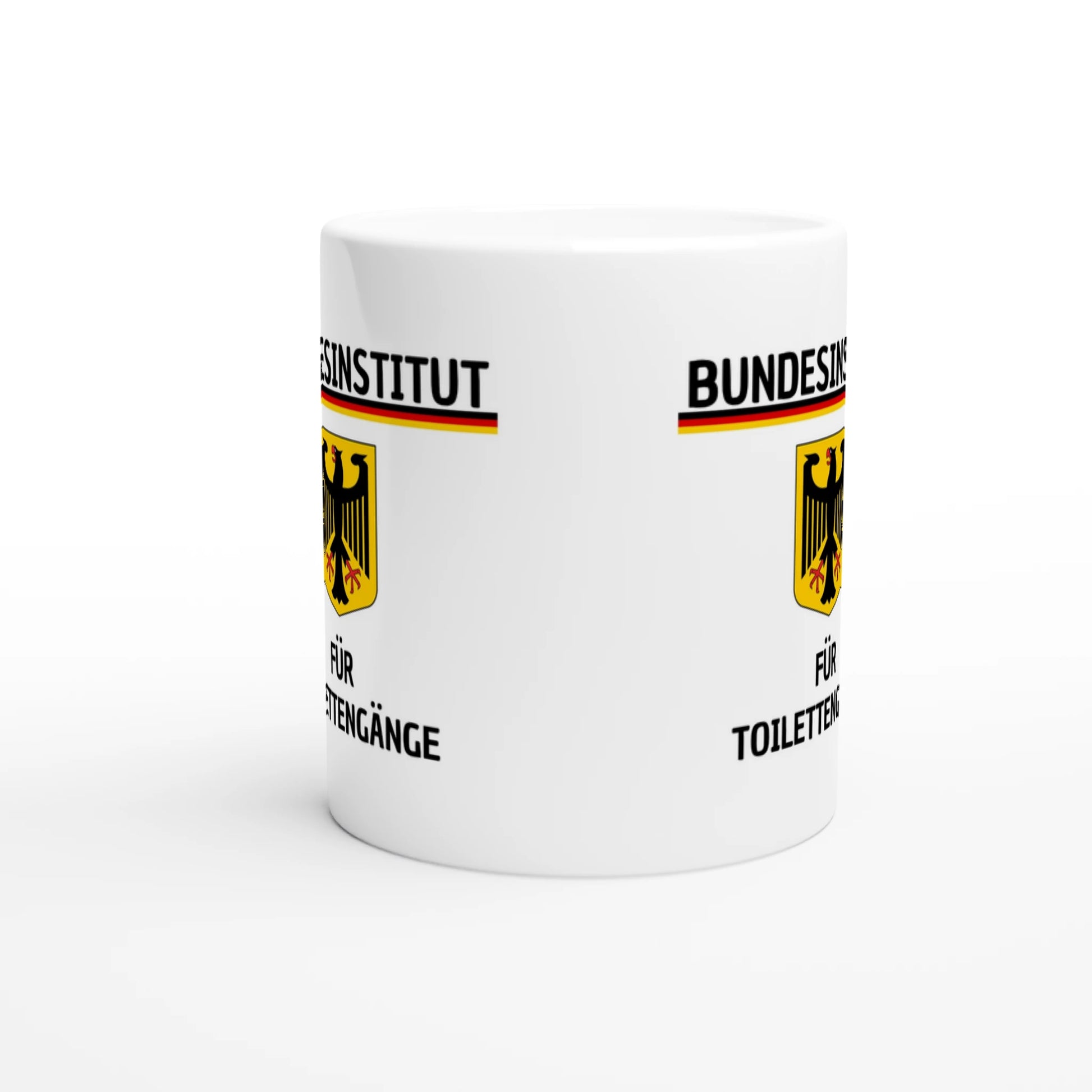 Weiße Keramiktasse mit Aufdruck "Bundesinstitut für Toilettengänge" – Rundumsicht der Bürotasse von Vollzeitfrust