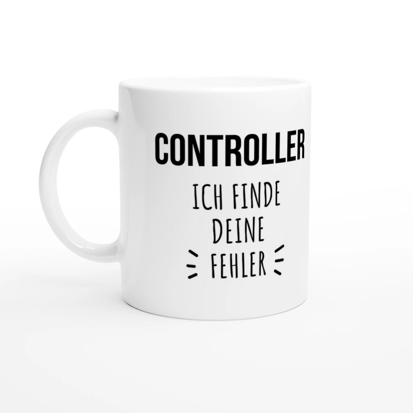Weiße Keramiktasse 325 ml mit Aufdruck "Controller – Ich finde deine Fehler" – Schreibtischtasse von Vollzeitfrust, Ansicht von links

