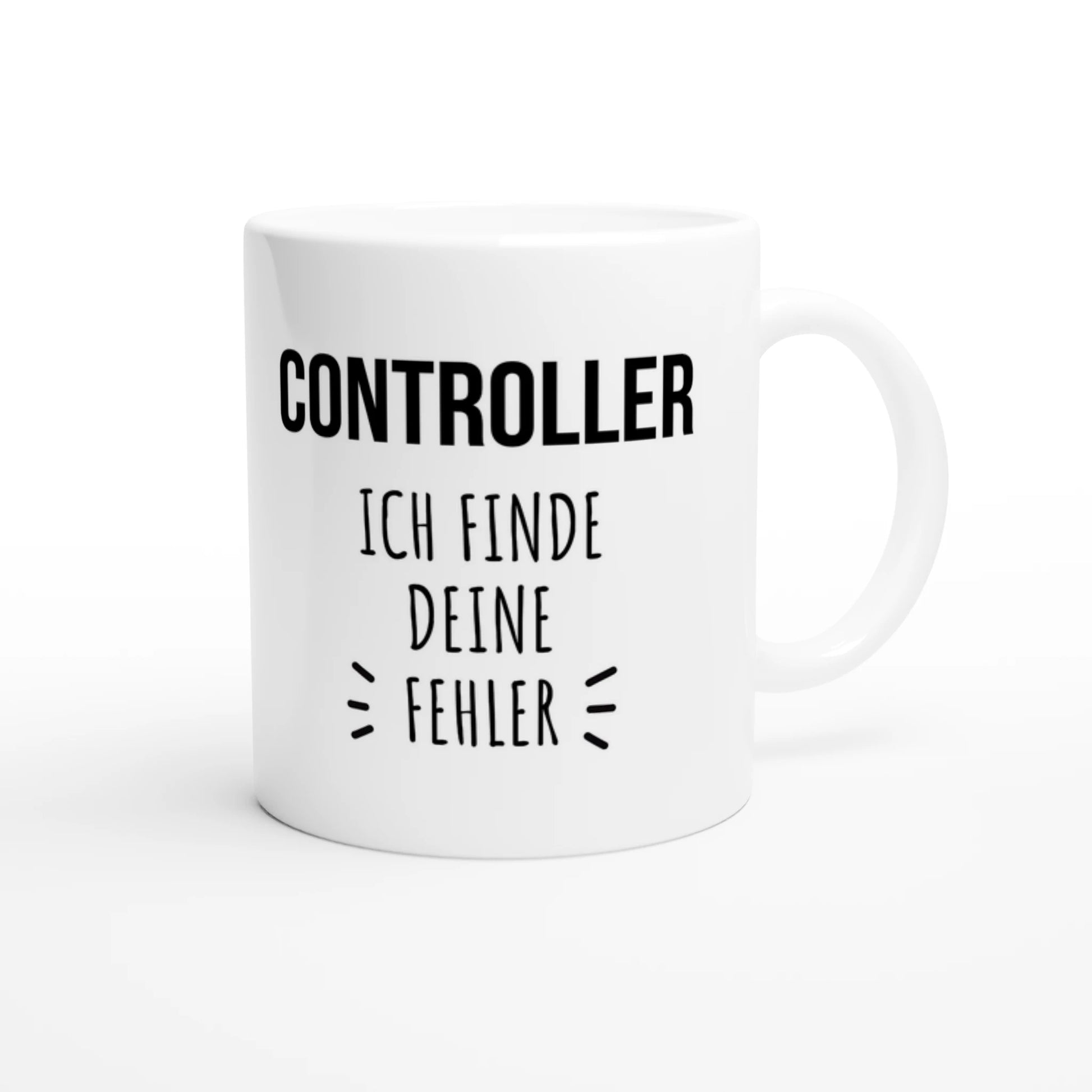 Weiße Keramiktasse 325 ml mit Aufdruck "Controller – Ich finde deine Fehler" – Schreibtischtasse von Vollzeitfrust, Ansicht von rechts
