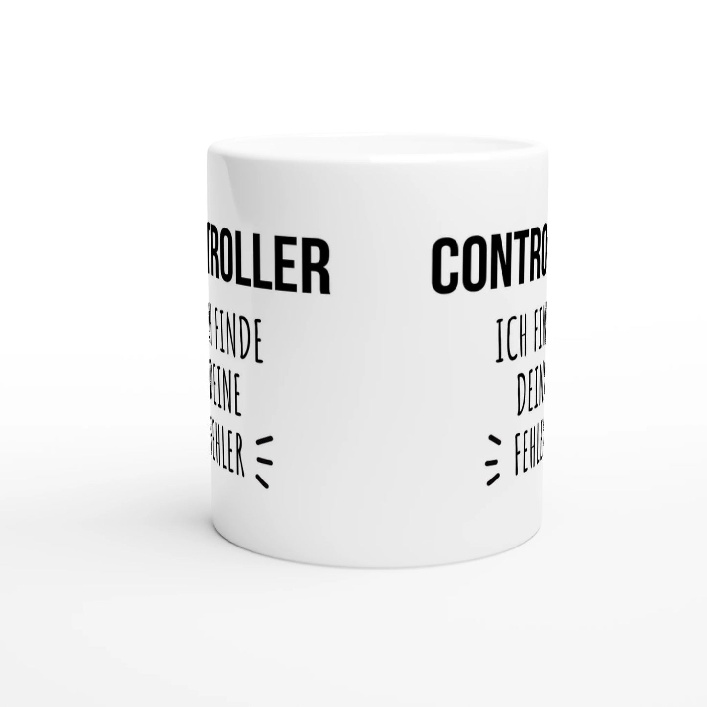 Weiße Keramiktasse mit Aufdruck "Controller – Ich finde deine Fehler" – Rundumsicht der Bürotasse von Vollzeitfrust
