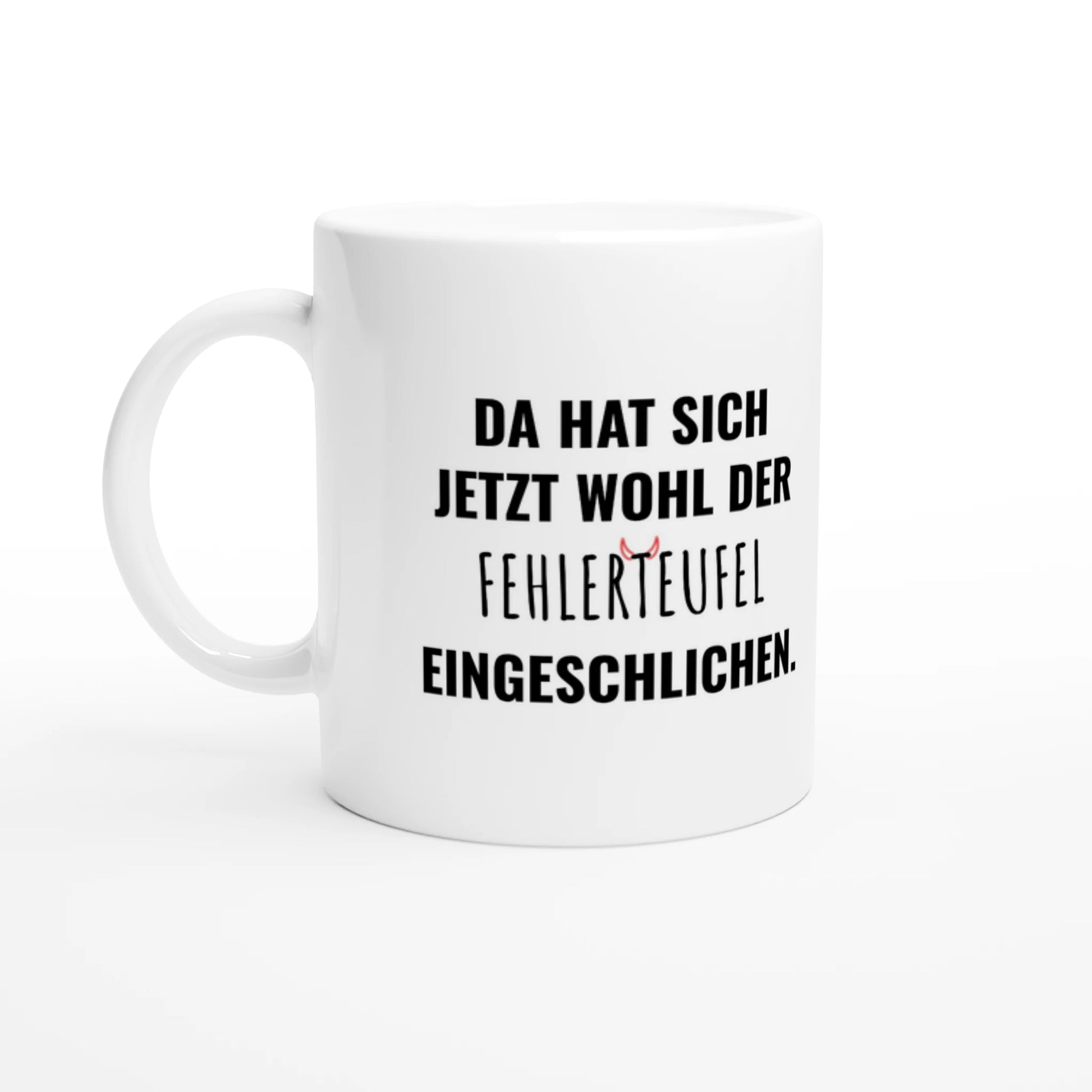 Weiße Keramiktasse 325 ml mit Aufdruck "Da hat sich jetzt wohl der Fehlerteufel eingeschlichen" – Schreibtischtasse von Vollzeitfrust, Ansicht von links
