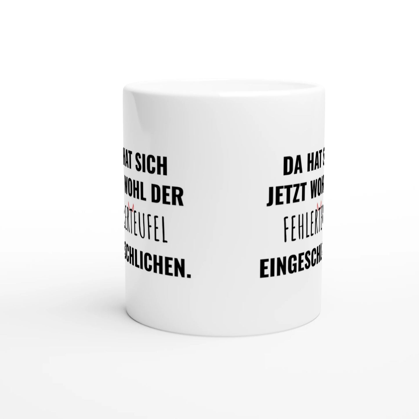 Weiße Keramiktasse mit Aufdruck "Da hat sich jetzt wohl der Fehlerteufel eingeschlichen" – Rundumsicht der Bürotasse von Vollzeitfrust
