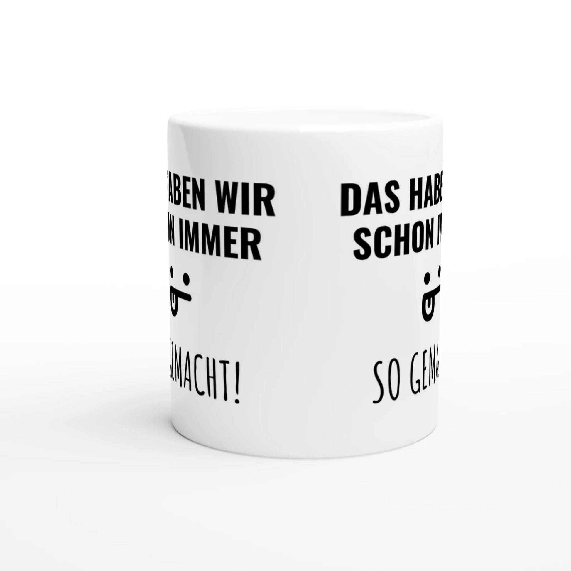 Weiße Keramiktasse mit Aufdruck "Das haben wir schon immer so gemacht!" – Rundumsicht der Bürotasse von Vollzeitfrust
