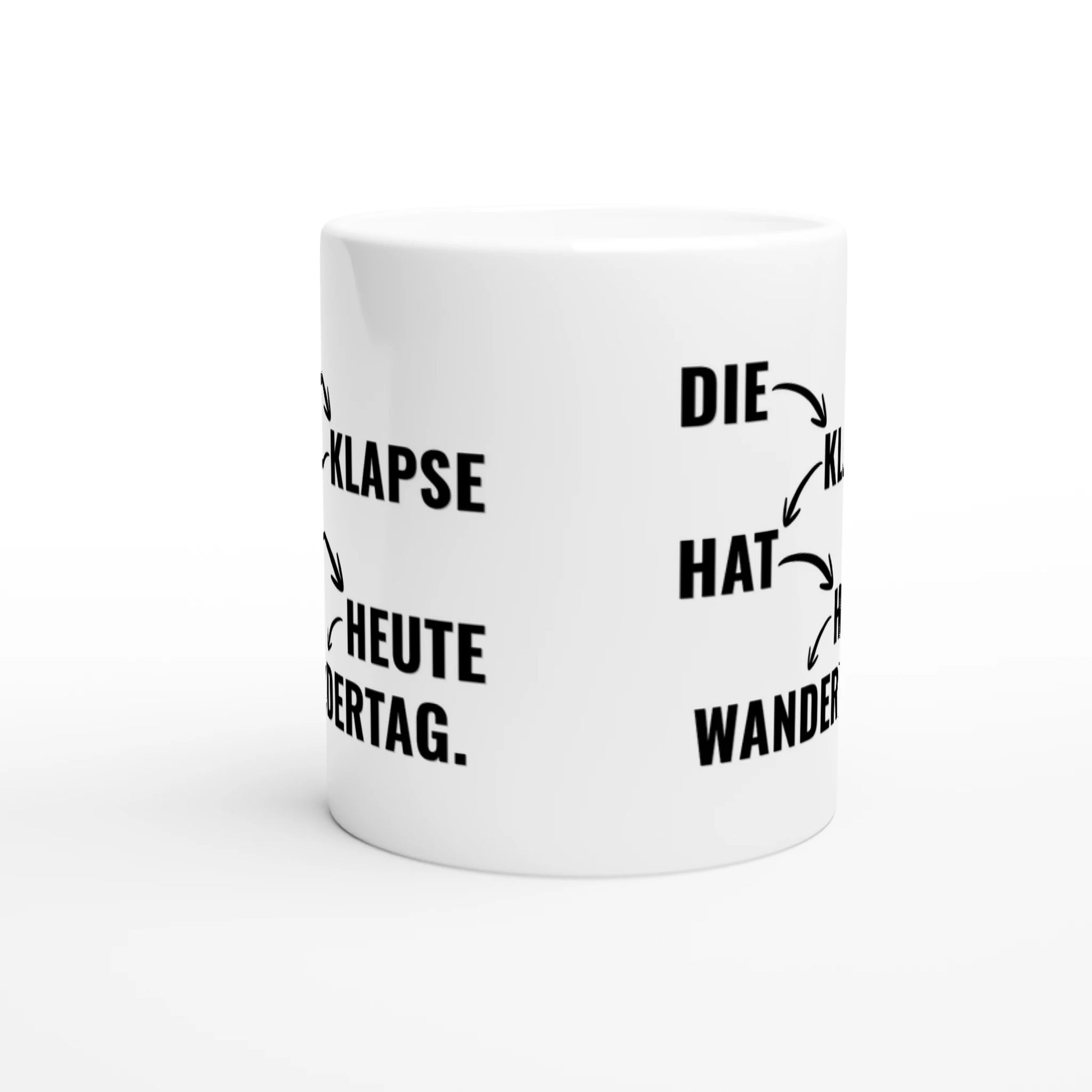 Weiße Keramiktasse mit Aufdruck "Die Klapse hat heute Wandertag" – Rundumsicht der Bürotasse von Vollzeitfrust
