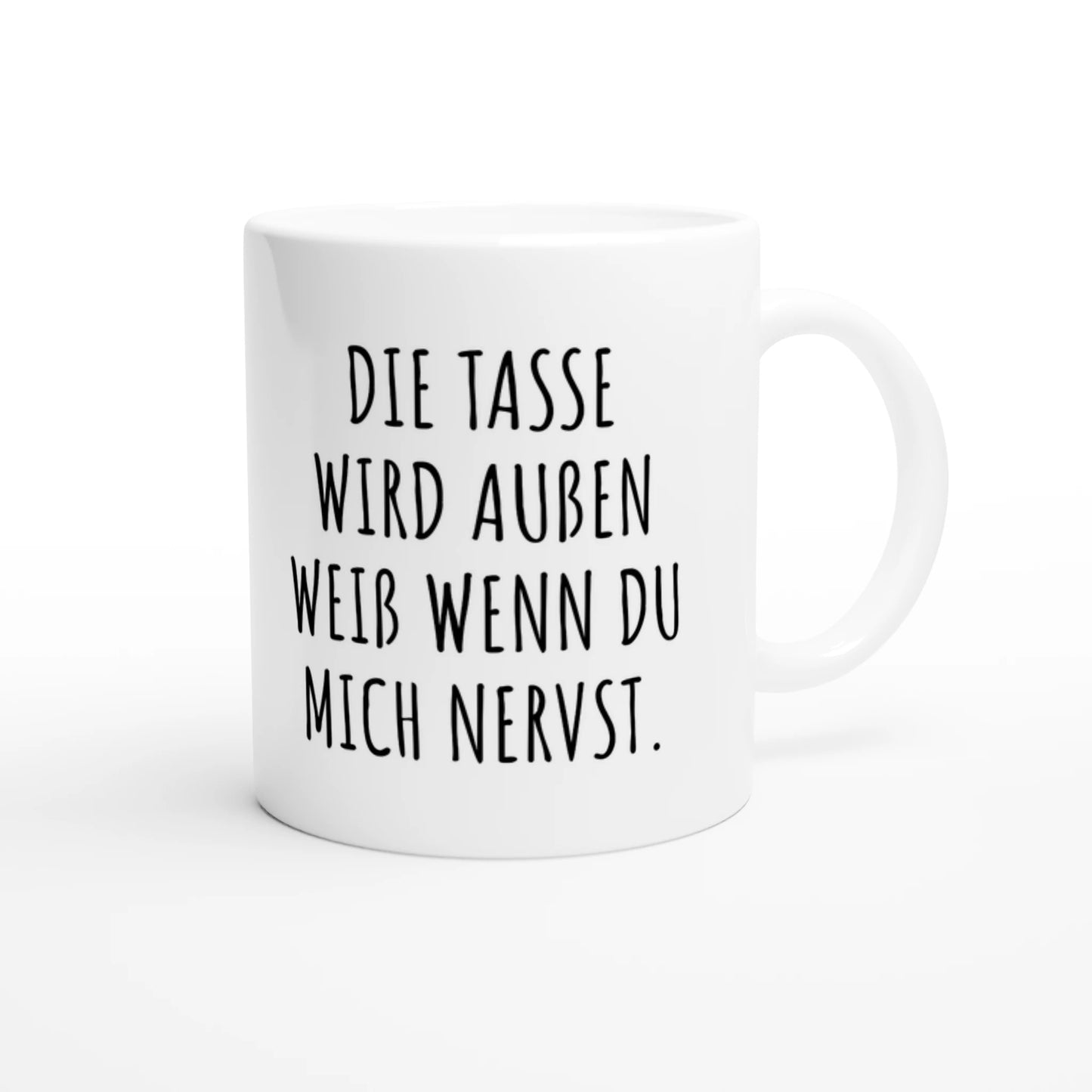 Weiße Keramiktasse 325 ml mit Aufdruck "Die Tasse wird außen weiß wenn du mich nervst" – Schreibtischtasse von Vollzeitfrust, Ansicht von rechts
