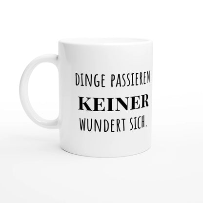 Weiße Keramiktasse 325 ml mit Aufdruck "Dinge passieren" – Schreibtischtasse von Vollzeitfrust, Ansicht von links
