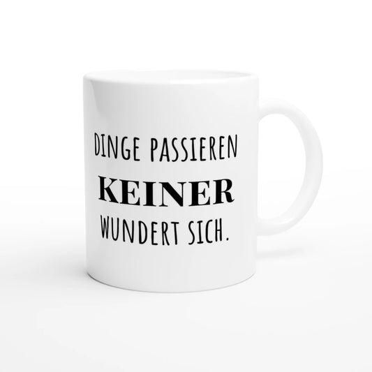 Weiße Keramiktasse 325 ml mit Aufdruck "Dinge passieren" – Schreibtischtasse von Vollzeitfrust, Ansicht von rechts
