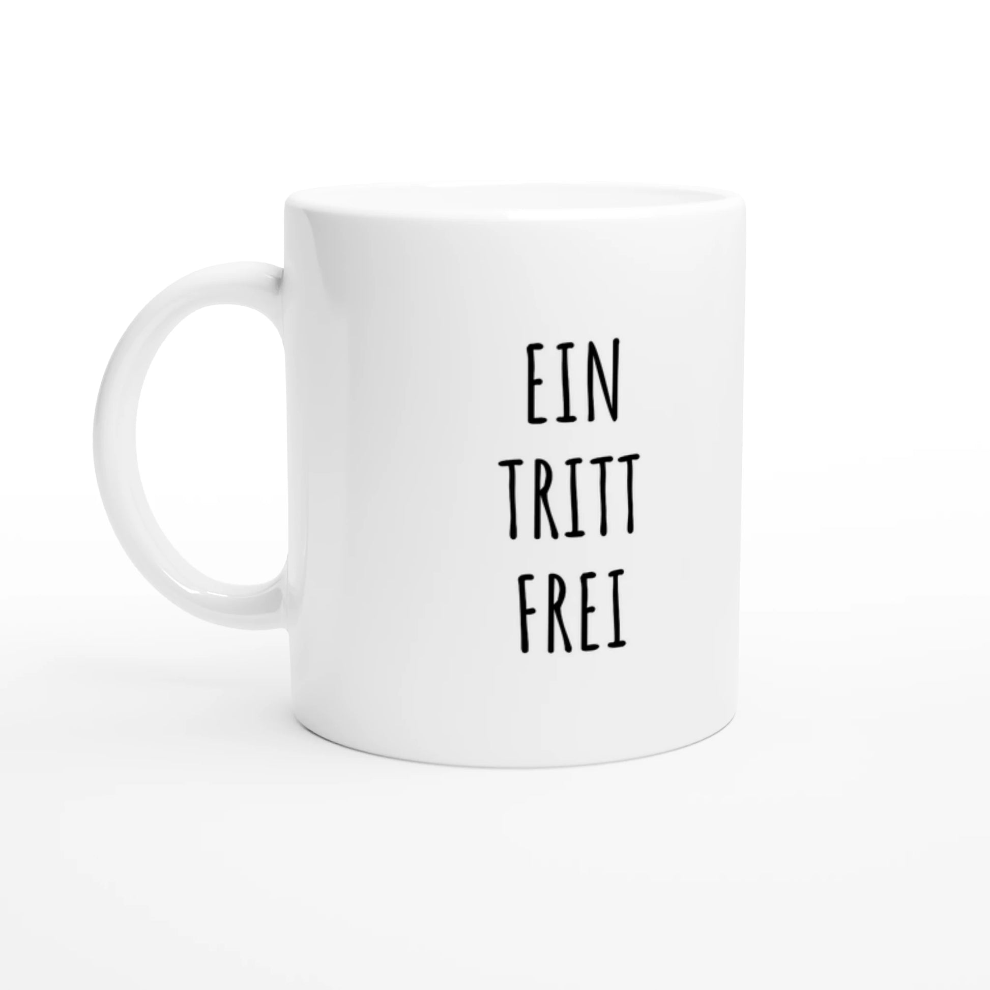 Weiße Keramiktasse 325 ml mit Aufdruck "Ein Tritt frei" – Schreibtischtasse von Vollzeitfrust, Ansicht von links
