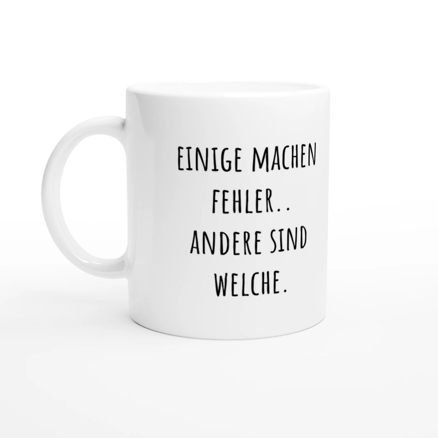 Weiße Keramiktasse 325 ml mit Aufdruck "Einige machen Fehler. Andere sind welche" – Schreibtischtasse von Vollzeitfrust, Ansicht von links
