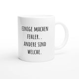 Weiße Keramiktasse 325 ml mit Aufdruck "Einige machen Fehler. Andere sind welche" – Schreibtischtasse von Vollzeitfrust, Ansicht von rechts