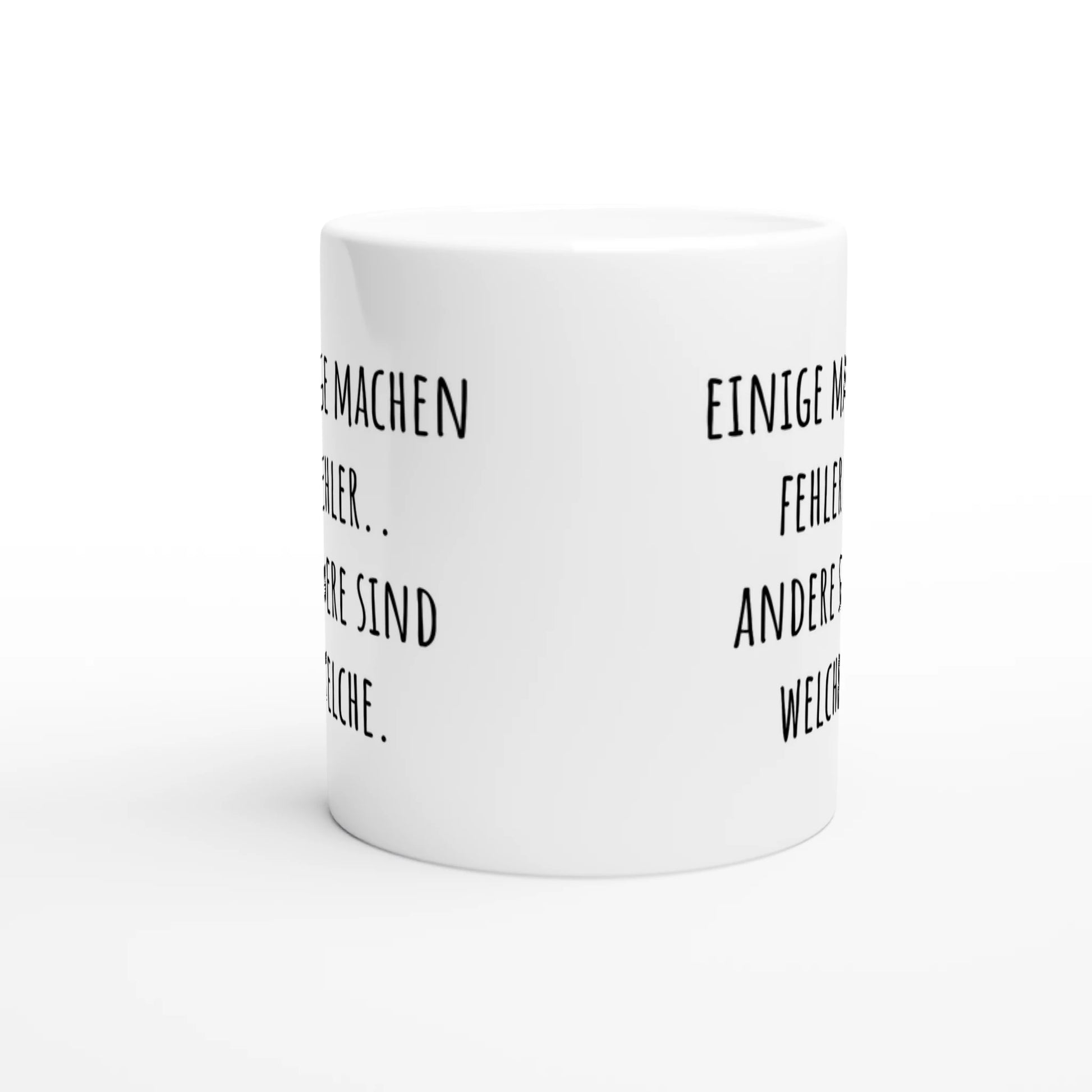 Weiße Keramiktasse mit Aufdruck "Einige machen Fehler. Andere sind welche" – Rundumsicht der Bürotasse von Vollzeitfrust
