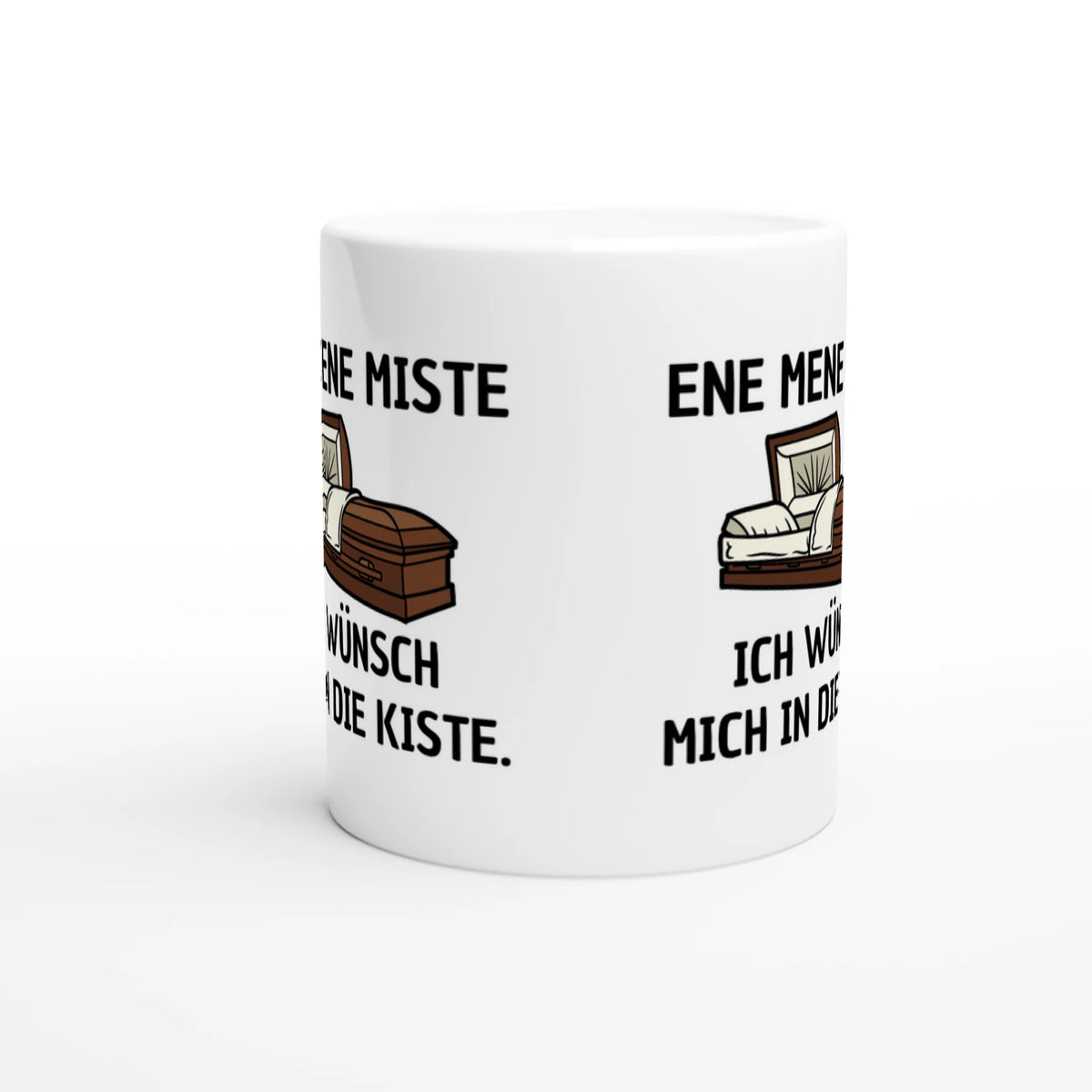 Weiße Keramiktasse mit Aufdruck "Ene mene miste, ich wünsch mich in die Kiste" – Rundumsicht der Bürotasse von Vollzeitfrust