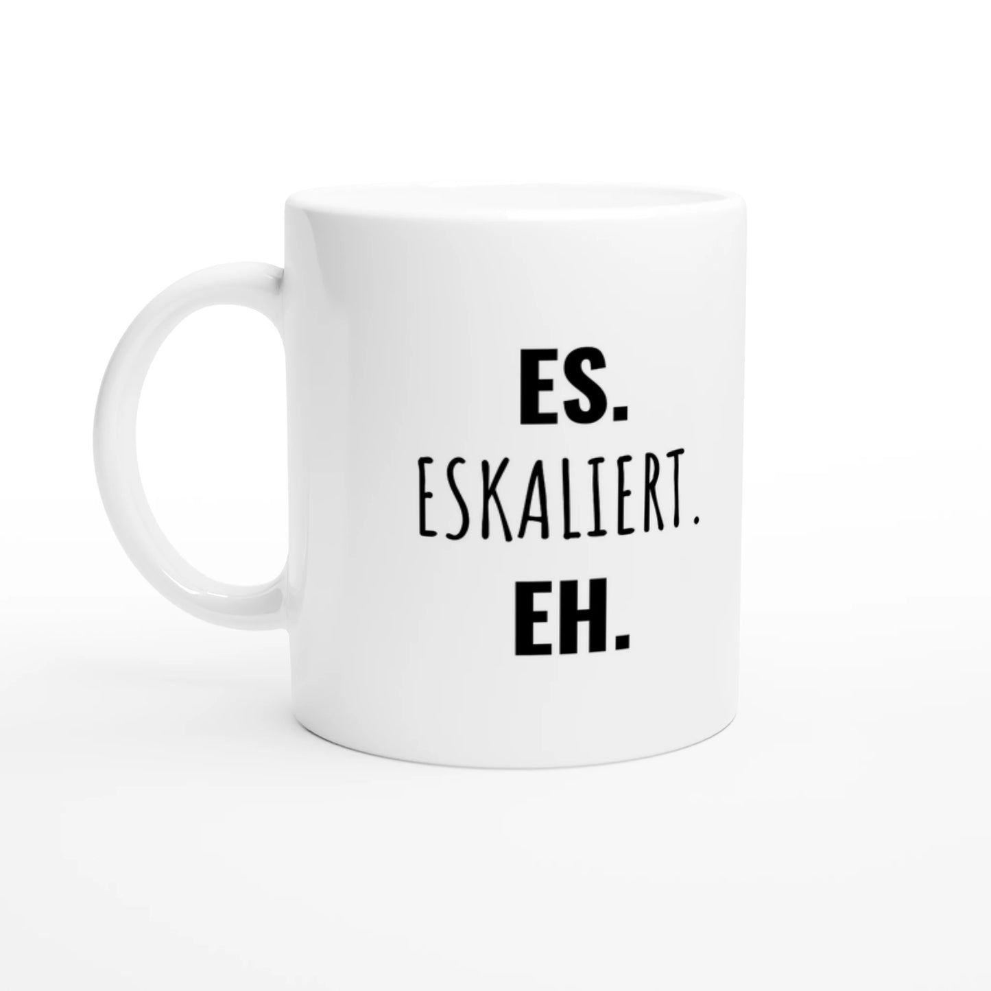 Weiße Keramiktasse 325 ml mit Aufdruck "Es" – Schreibtischtasse von Vollzeitfrust, Ansicht von links
