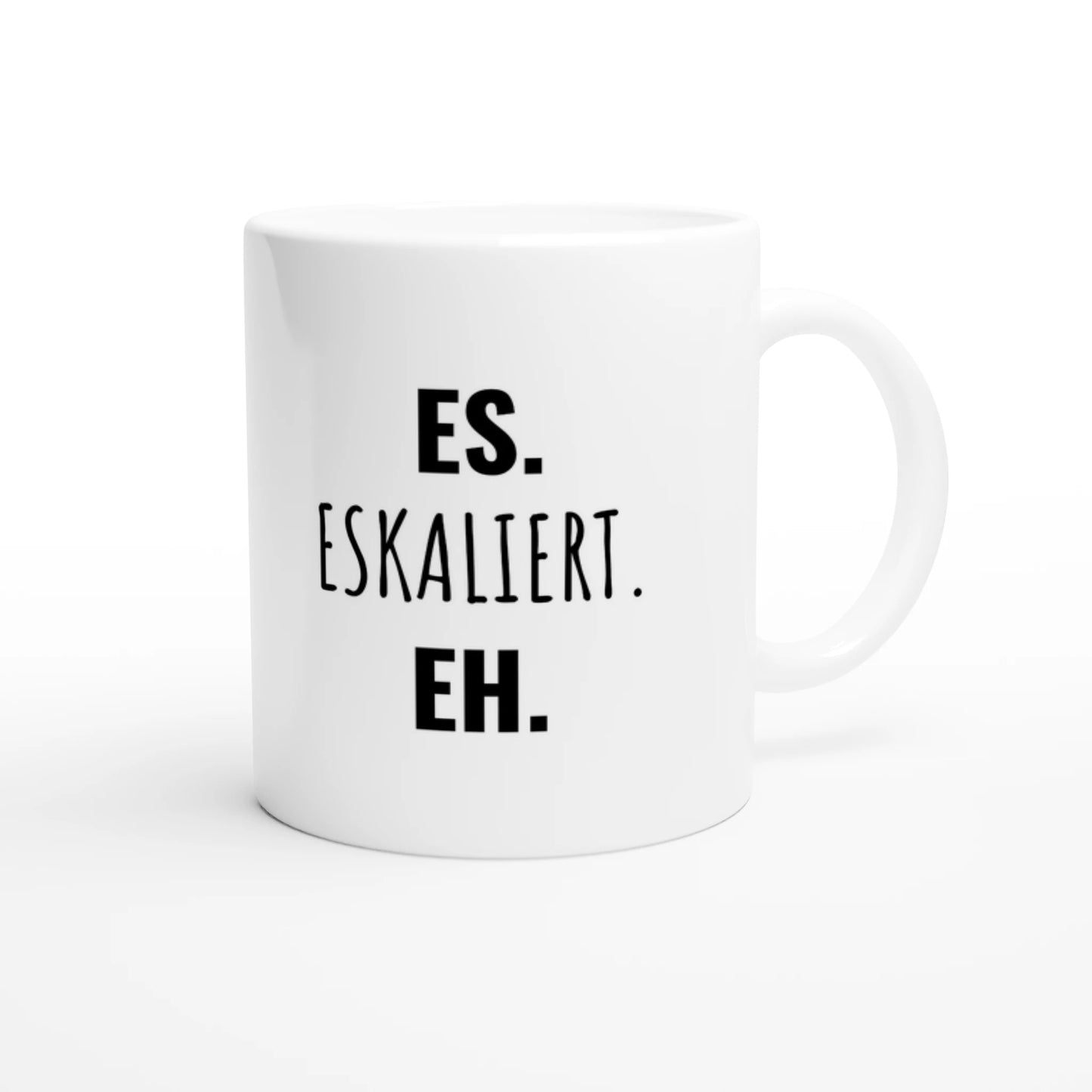 Weiße Keramiktasse 325 ml mit Aufdruck "Es" – Schreibtischtasse von Vollzeitfrust, Ansicht von rechts

