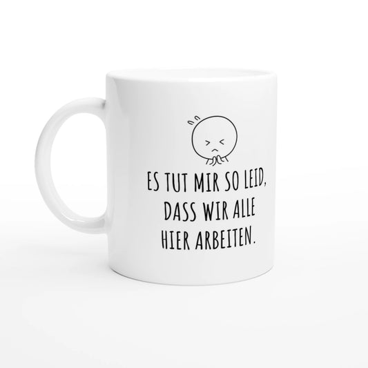 Weiße Keramiktasse 325 ml mit Aufdruck "Es tut mir so leid, dass wir alle hier arbeiten" – Schreibtischtasse von Vollzeitfrust, Ansicht von links