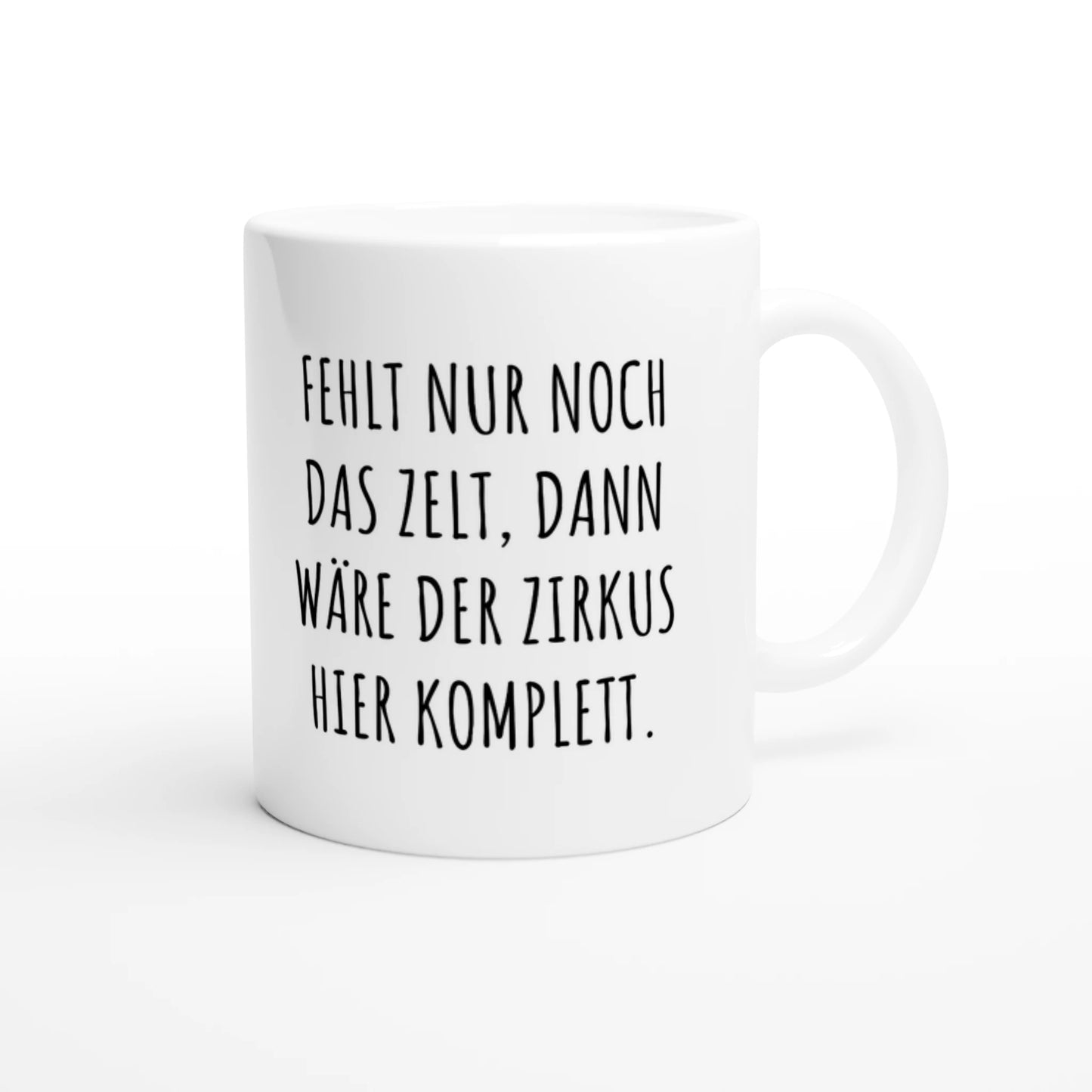 Weiße Keramiktasse 325 ml mit Aufdruck "Fehlt nur noch das Zelt, dann wäre der Zirkus hier komplett" – Schreibtischtasse von Vollzeitfrust, Ansicht von rechts