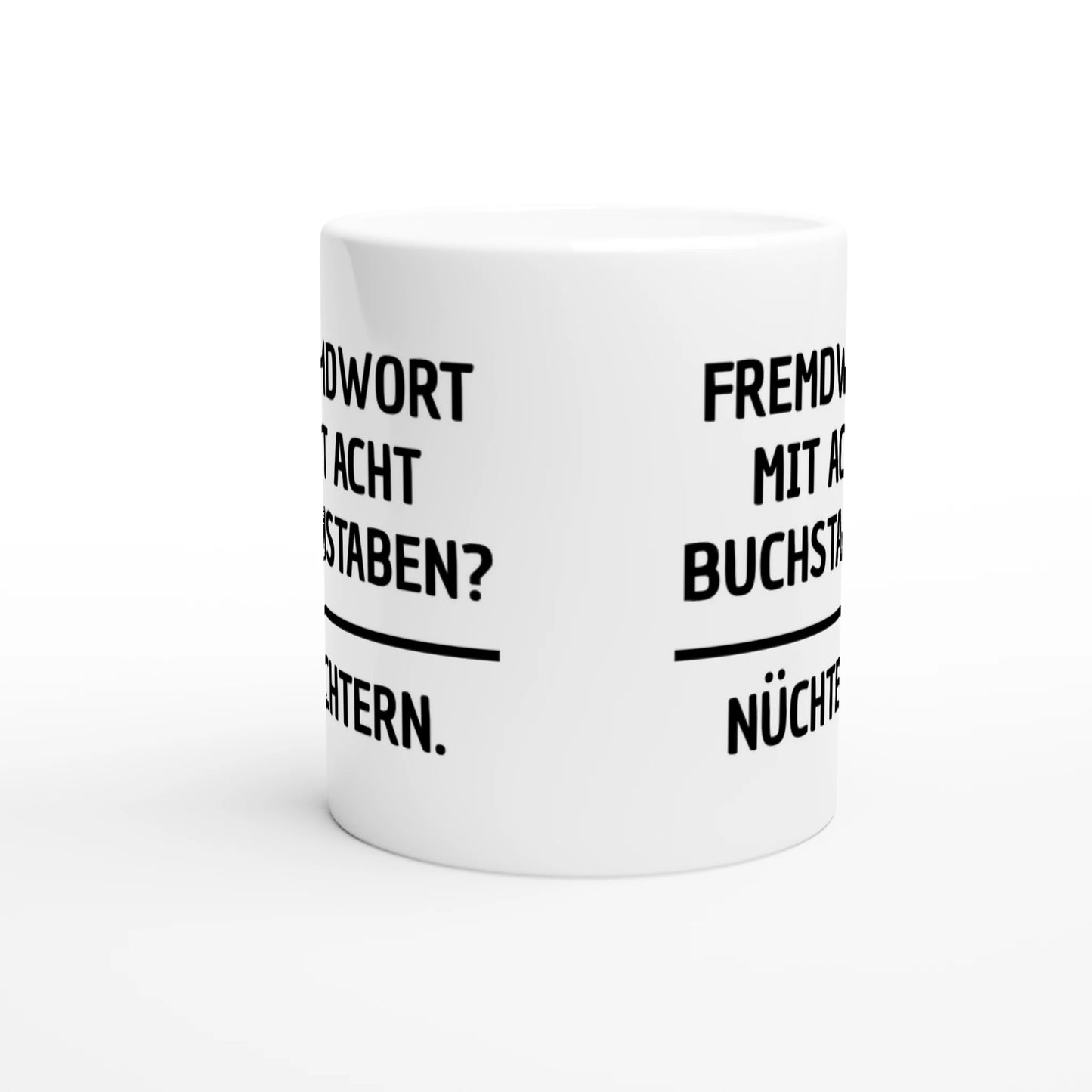 Weiße Keramiktasse mit Aufdruck "Fremdwort mit acht Buchstaben? Nüchtern" – Rundumsicht der Bürotasse von Vollzeitfrust