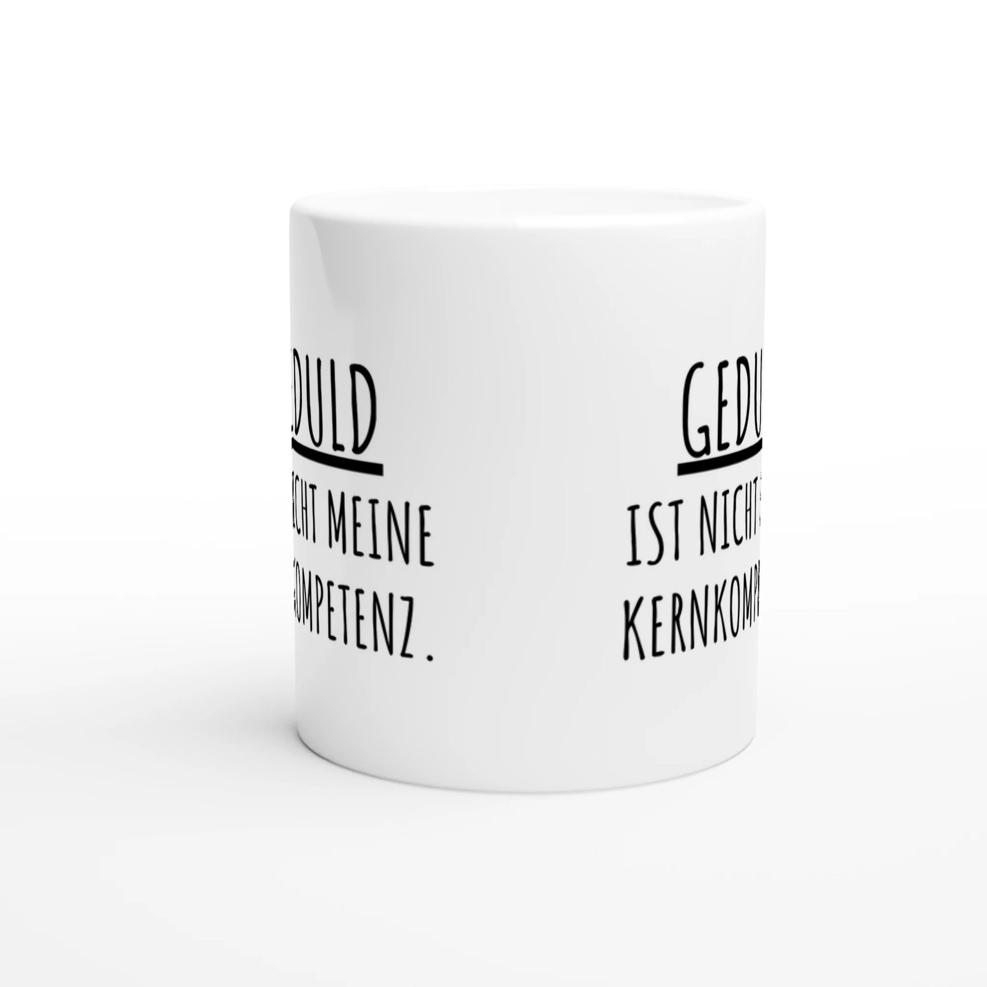 Weiße Keramiktasse mit Aufdruck "Geduld ist nicht meine Kernkompetenz" – Rundumsicht der Bürotasse von Vollzeitfrust
