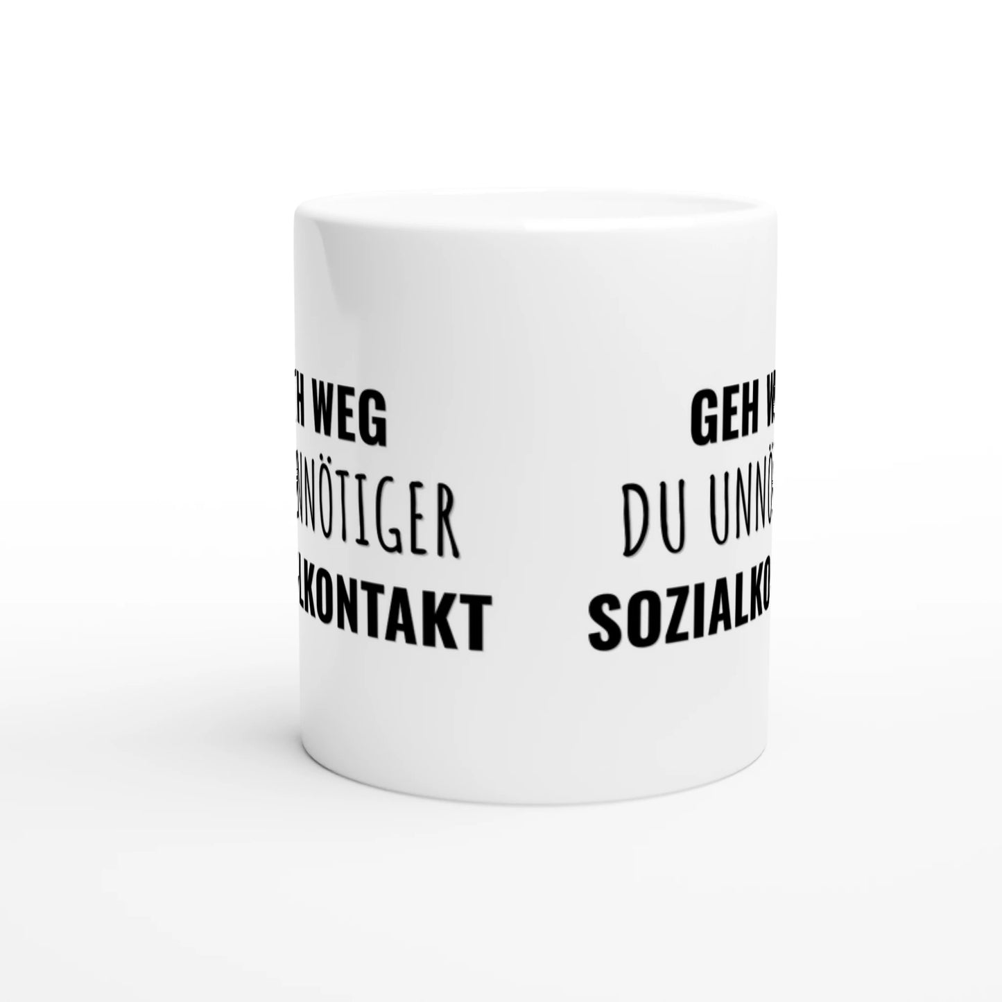 Weiße Keramiktasse mit Aufdruck "Geh weg, du unnötiger Sozialkontakt" – Rundumsicht der Bürotasse von Vollzeitfrust
