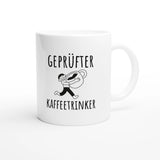 Weiße Keramiktasse 325 ml mit Aufdruck "Geprüfter Kaffeetrinker" – Schreibtischtasse von Vollzeitfrust, Ansicht von rechts