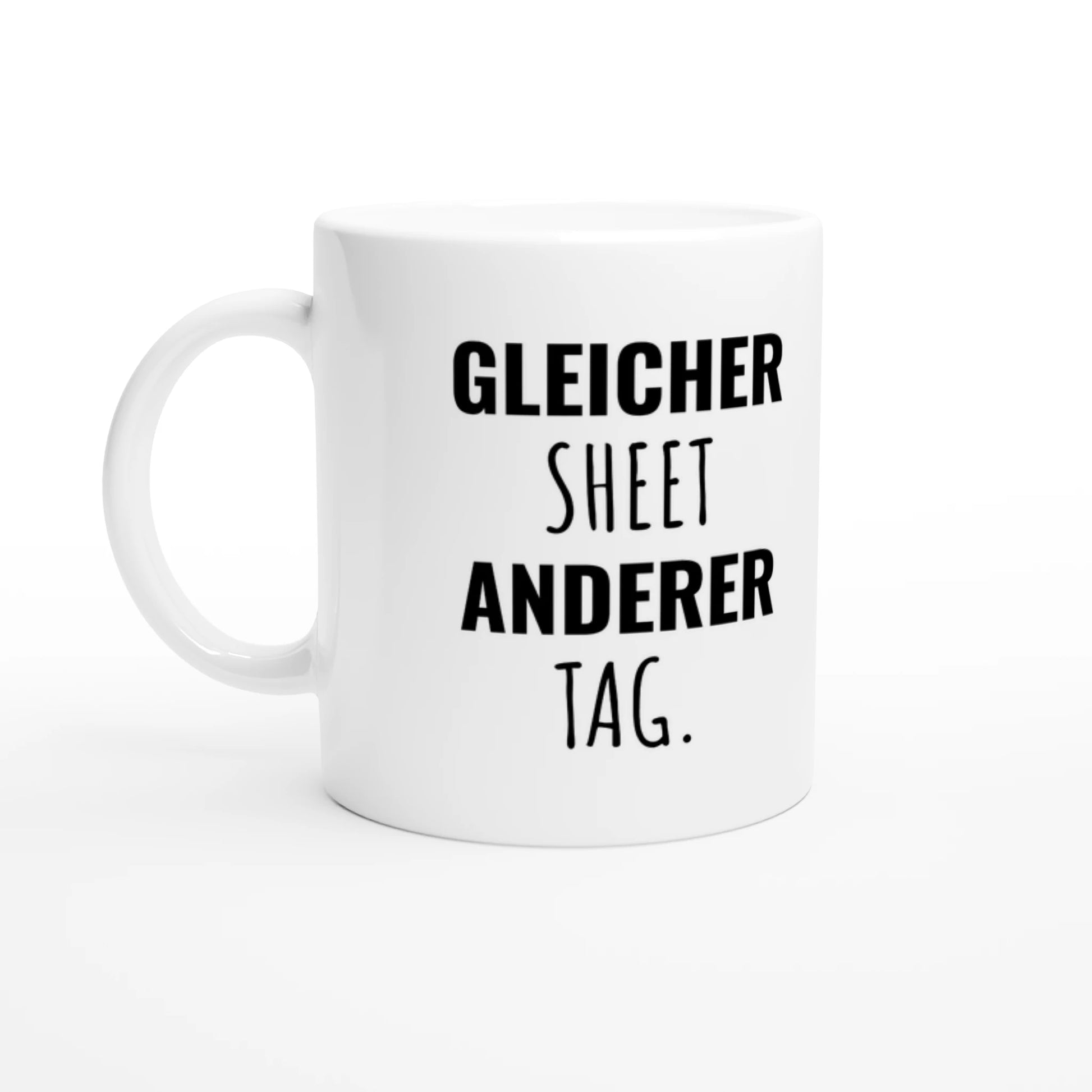 Weiße Keramiktasse 325 ml mit Aufdruck "Gleicher Sheet anderer Tag" – Schreibtischtasse von Vollzeitfrust, Ansicht von links
