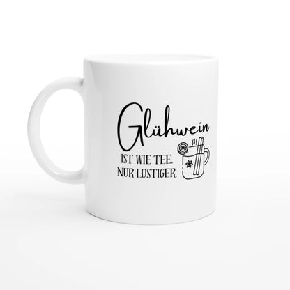Weiße Keramiktasse 325 ml mit Aufdruck "Glühwein ist wie Tee. Nur lustiger" – Schreibtischtasse von Vollzeitfrust, Ansicht von links