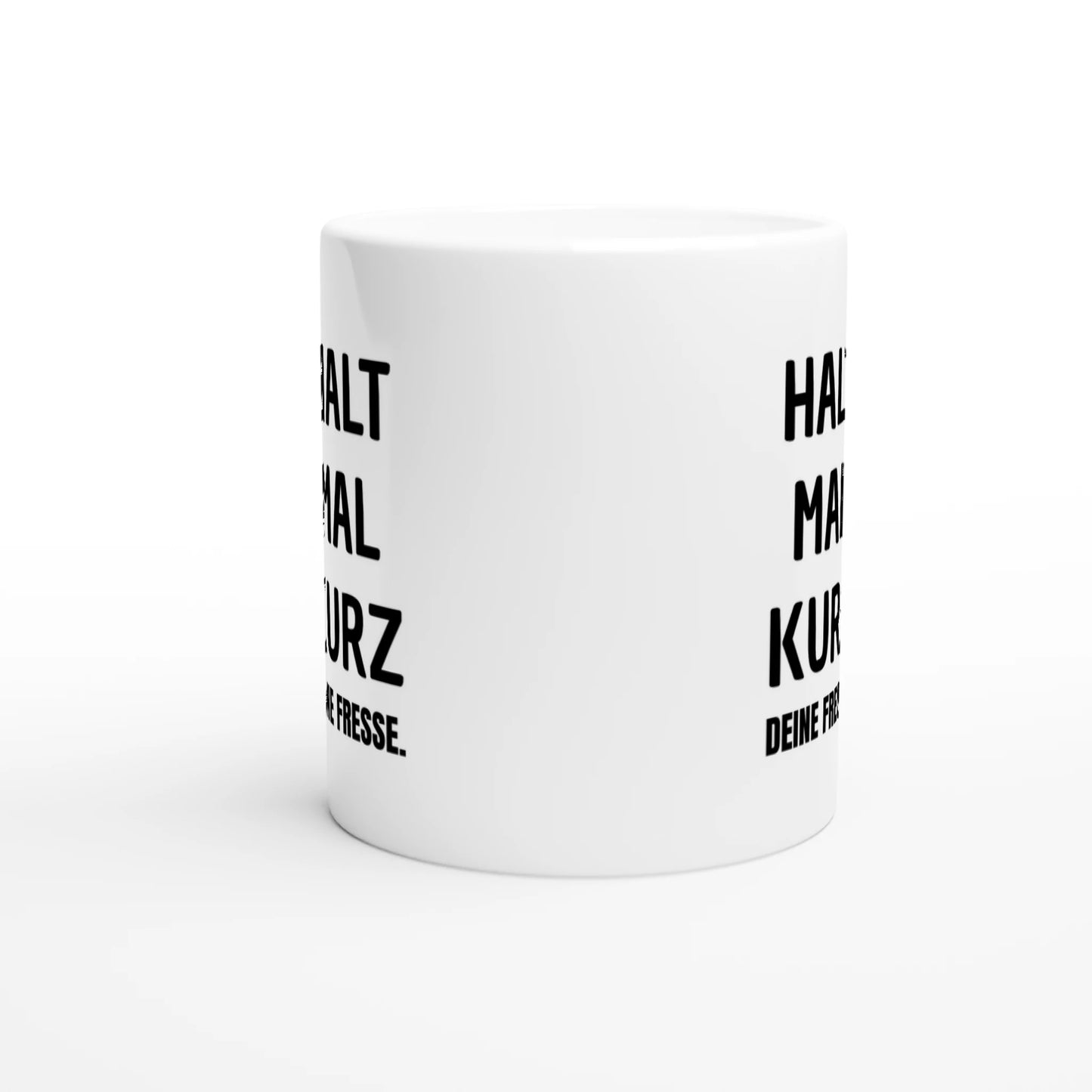 Weiße Keramiktasse mit Aufdruck "Halt mal kurz deine Fresse" – Rundumsicht der Bürotasse von Vollzeitfrust