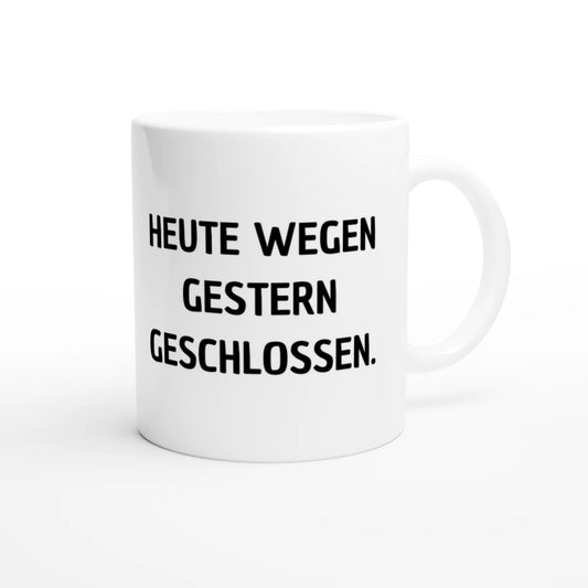 Weiße Keramiktasse 325 ml mit Aufdruck "Heute wegen gestern geschlossen" – Schreibtischtasse von Vollzeitfrust, Ansicht von rechts