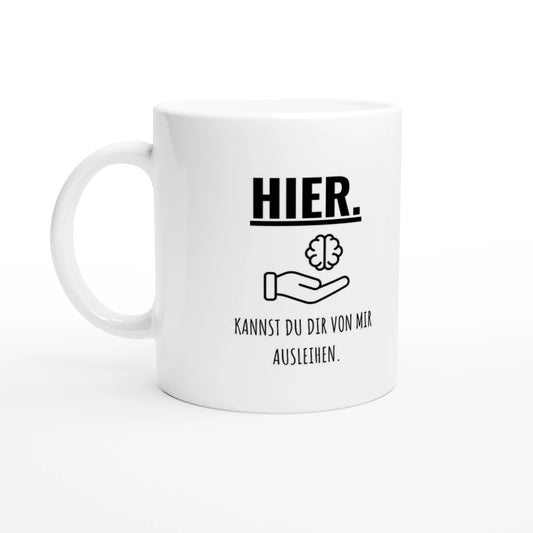 Weiße Keramiktasse 325 ml mit Aufdruck "Hier" – Schreibtischtasse von Vollzeitfrust, Ansicht von links

