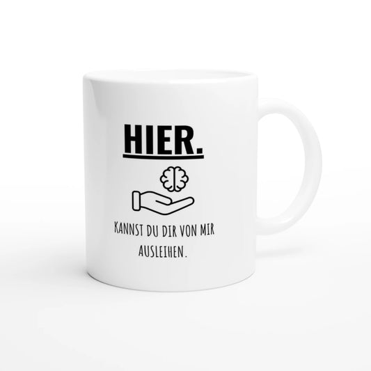 Weiße Keramiktasse 325 ml mit Aufdruck "Hier" – Schreibtischtasse von Vollzeitfrust, Ansicht von rechts
