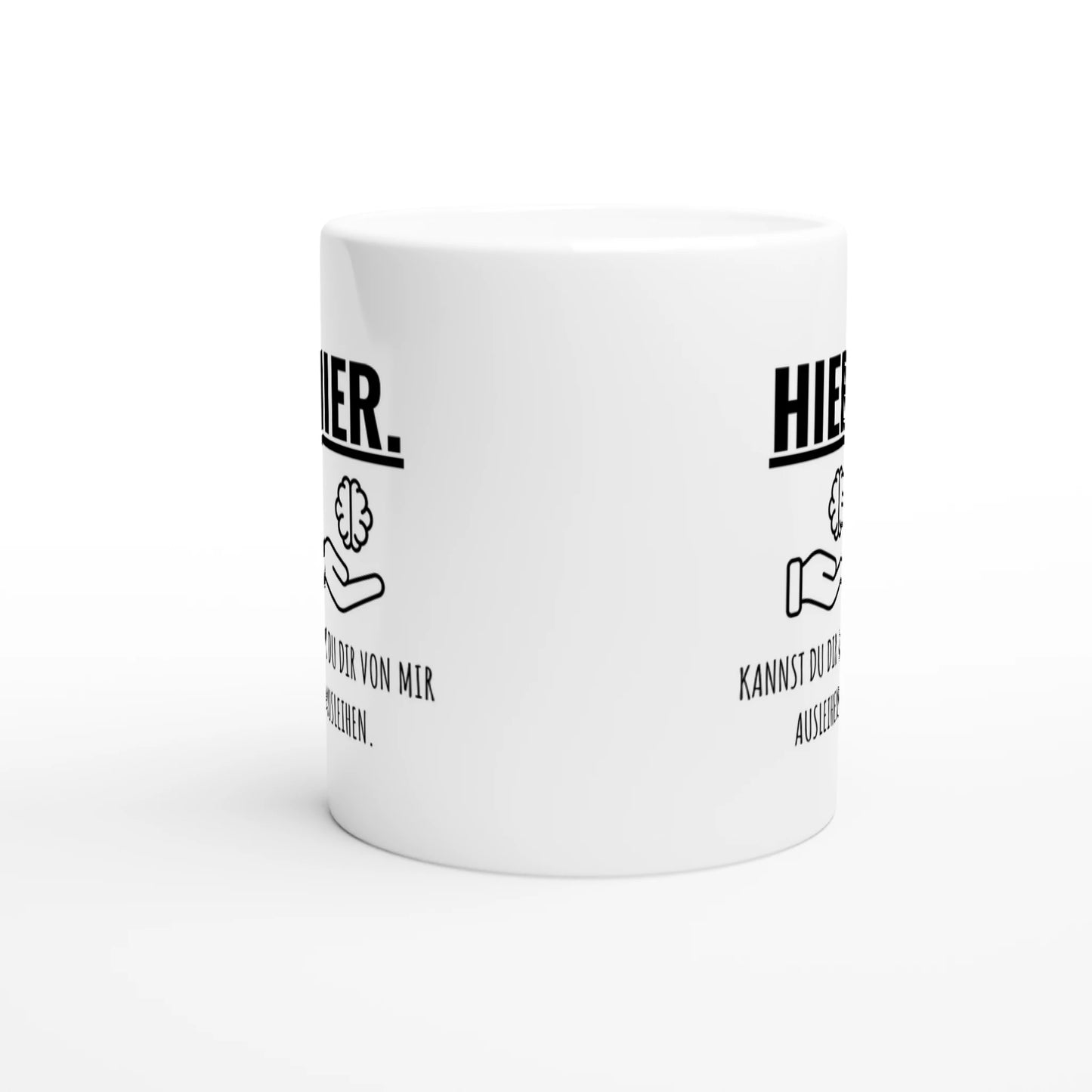 Weiße Keramiktasse mit Aufdruck "Hier" – Rundumsicht der Bürotasse von Vollzeitfrust
