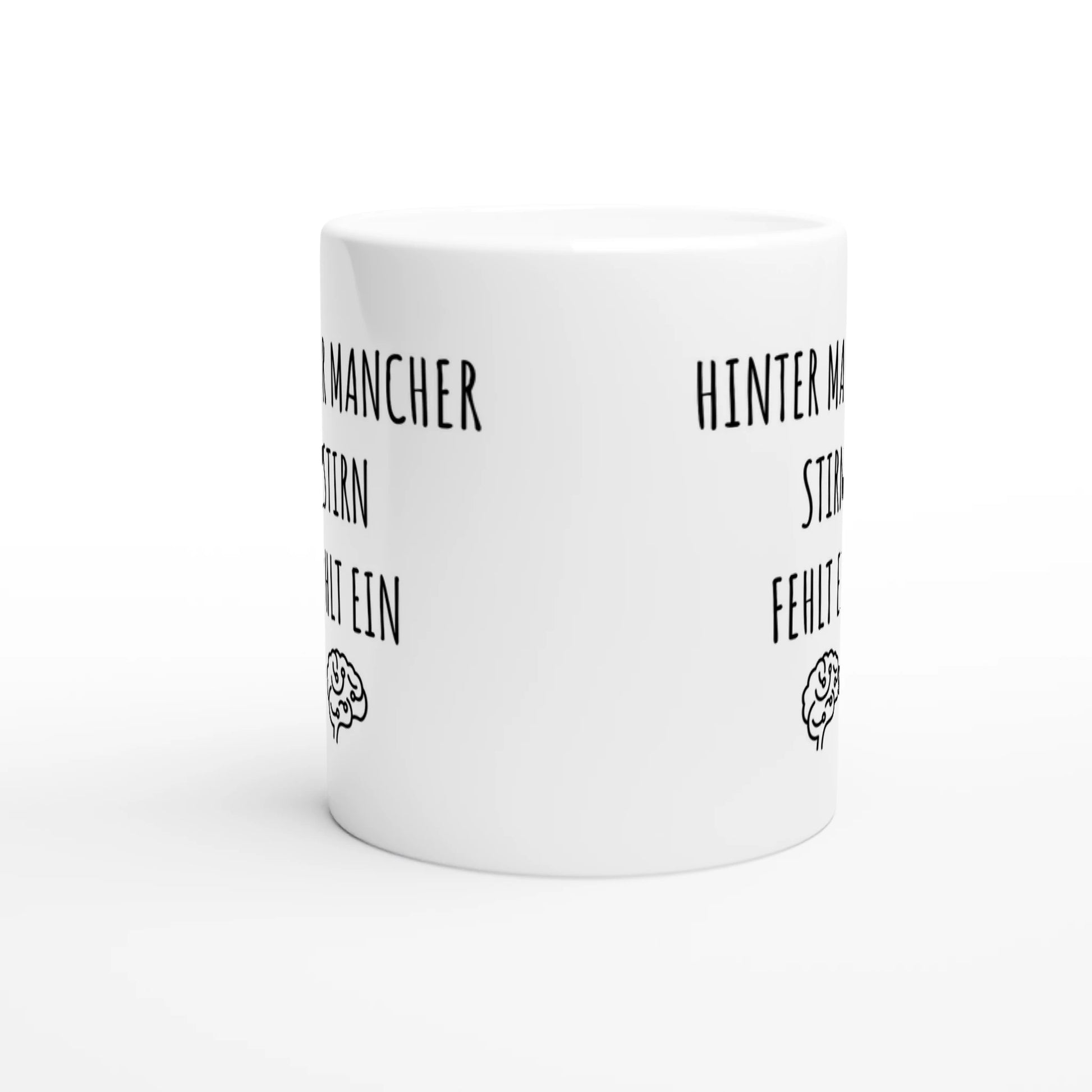 Weiße Keramiktasse mit Aufdruck "Hinter mancher Stirn fehlt ein 🧠" – Rundumsicht der Bürotasse von Vollzeitfrust
