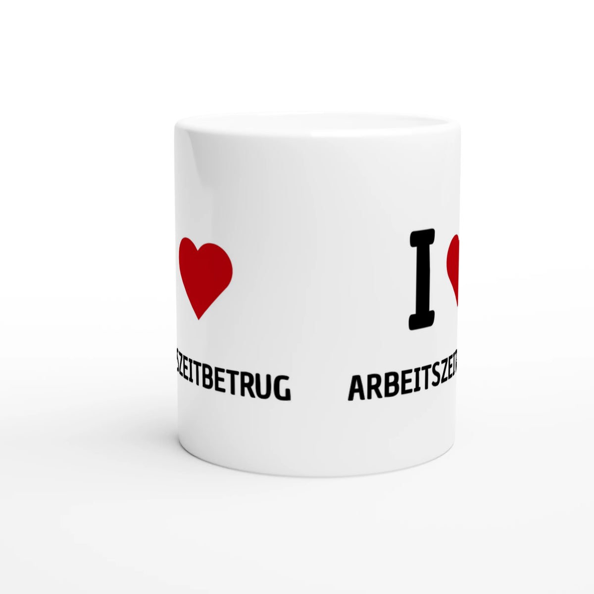 Weiße Keramiktasse mit Aufdruck "I love Arbeitszeitbetrug" – Rundumsicht der Bürotasse von Vollzeitfrust