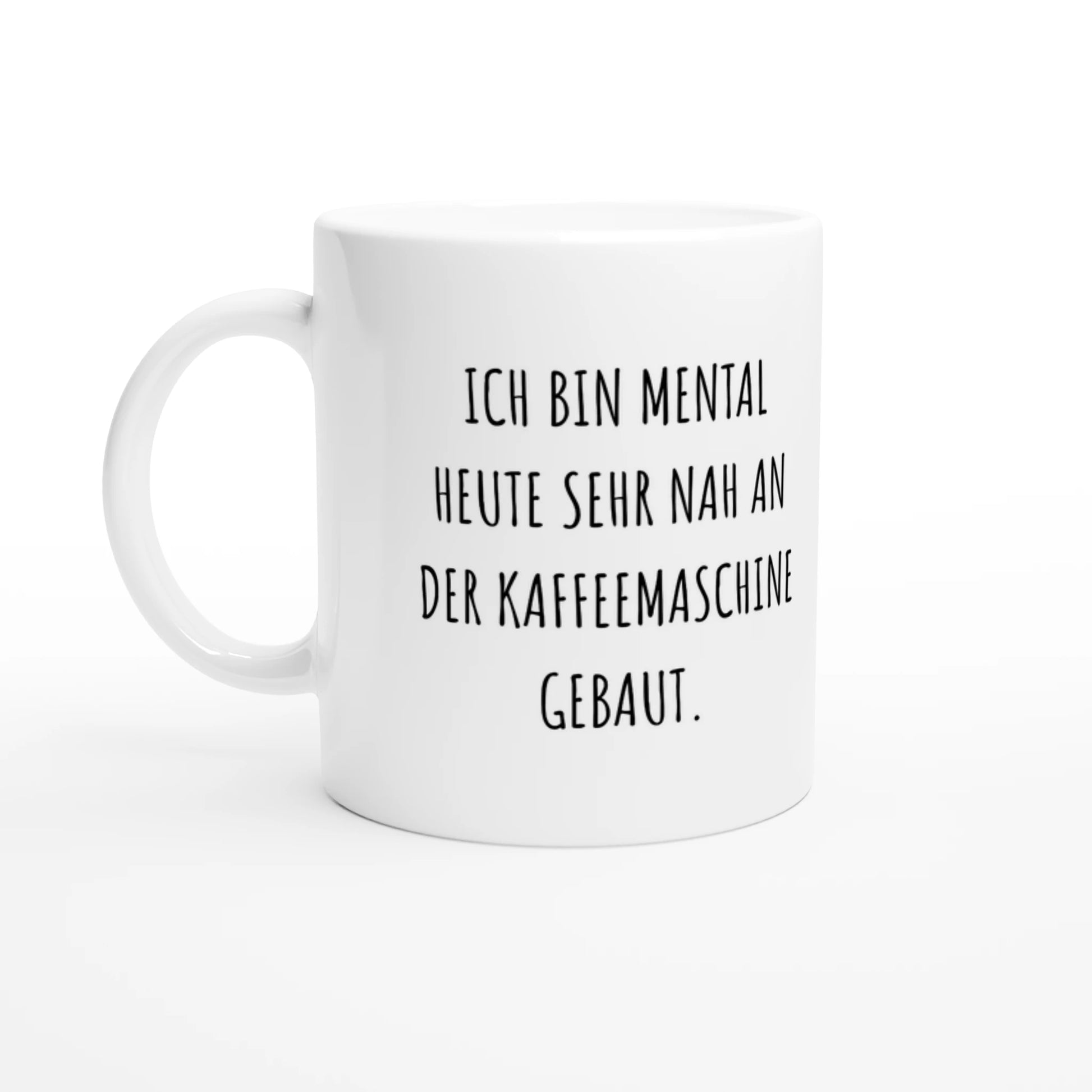 Weiße Keramiktasse 325 ml mit Aufdruck "Ich bin mental heute sehr nah an der Kaffeemaschine gebaut" – Schreibtischtasse von Vollzeitfrust, Ansicht von links
