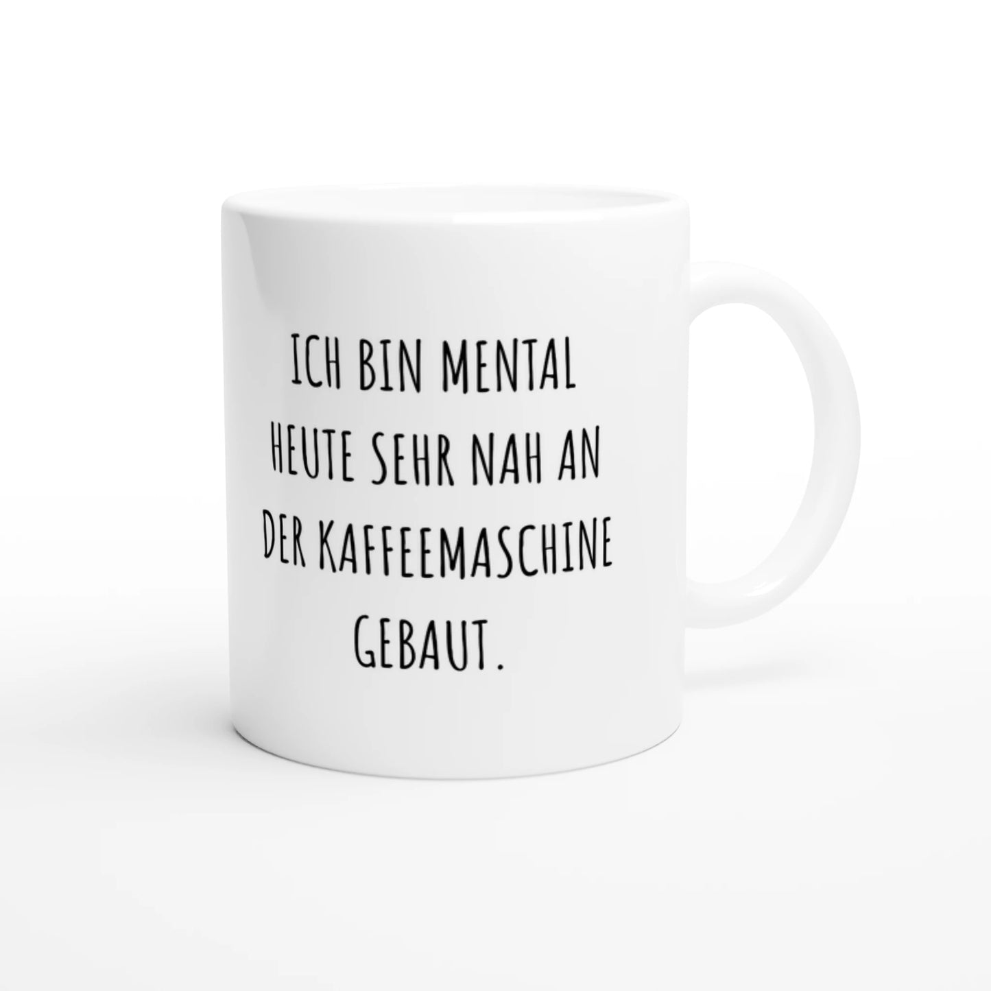 Weiße Keramiktasse 325 ml mit Aufdruck "Ich bin mental heute sehr nah an der Kaffeemaschine gebaut" – Schreibtischtasse von Vollzeitfrust, Ansicht von rechts

