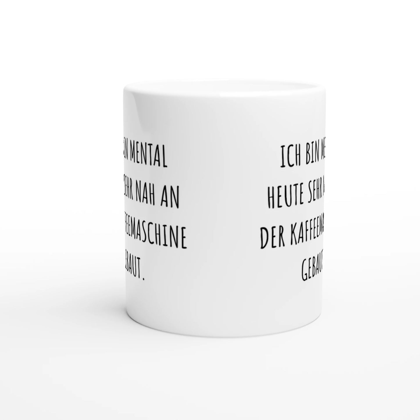 Weiße Keramiktasse mit Aufdruck "Ich bin mental heute sehr nah an der Kaffeemaschine gebaut" – Rundumsicht der Bürotasse von Vollzeitfrust
