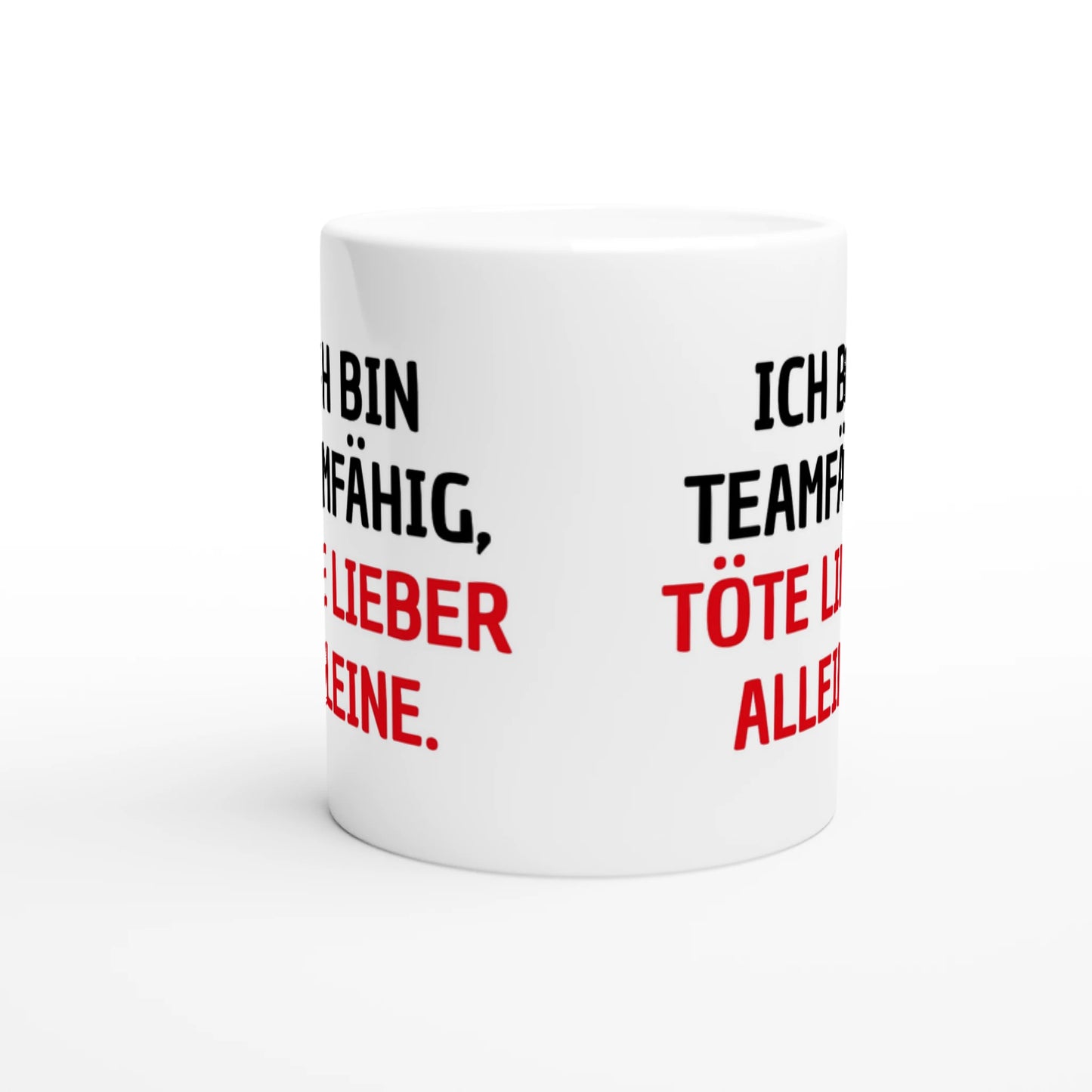 Weiße Keramiktasse mit Aufdruck "Ich bin teamfähig, töte lieber alleine" – Rundumsicht der Bürotasse von Vollzeitfrust